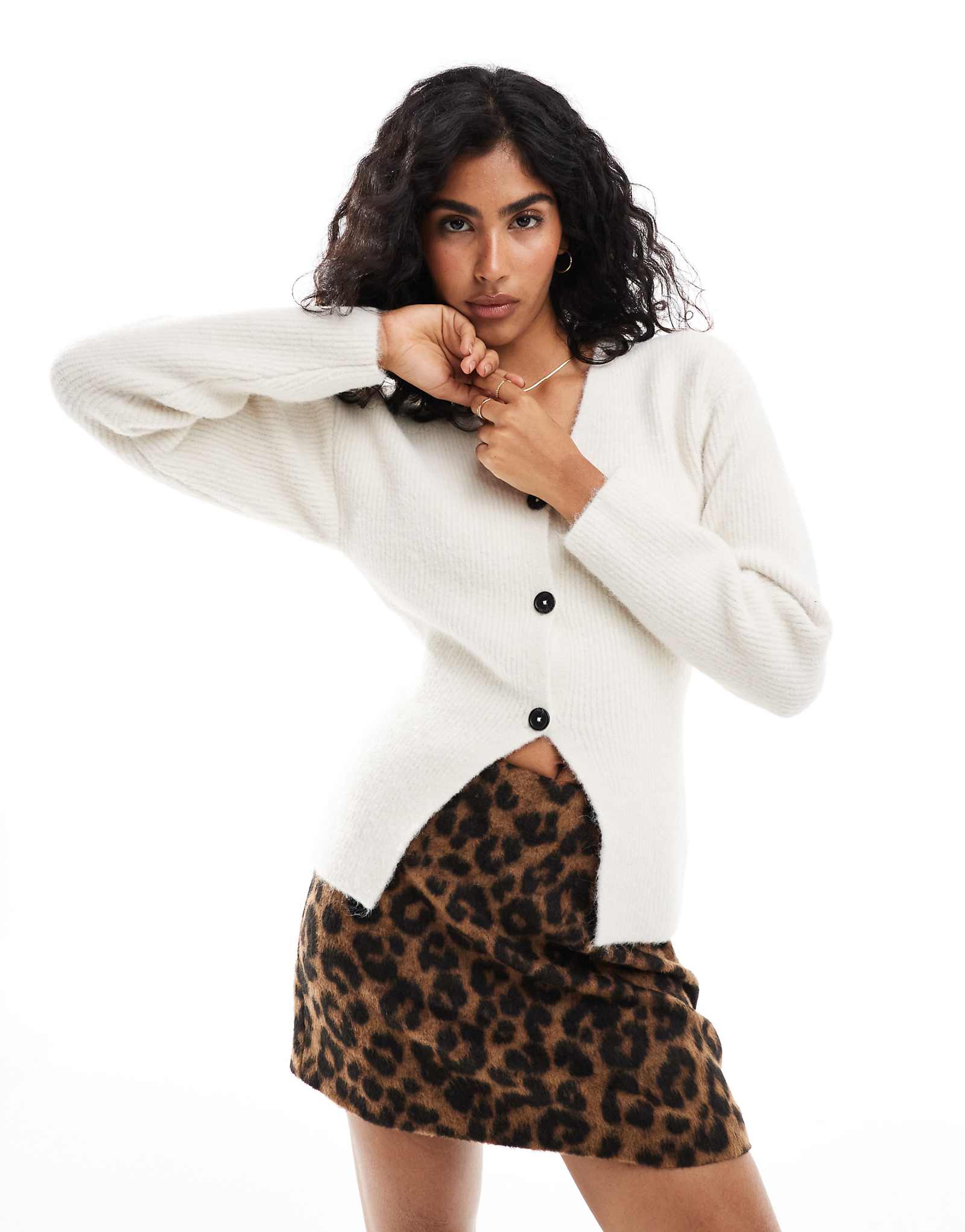 Структурированный кардиган с v-образным вырезом и разрезом кремового цвета от ASOS DESIGN 6990₽