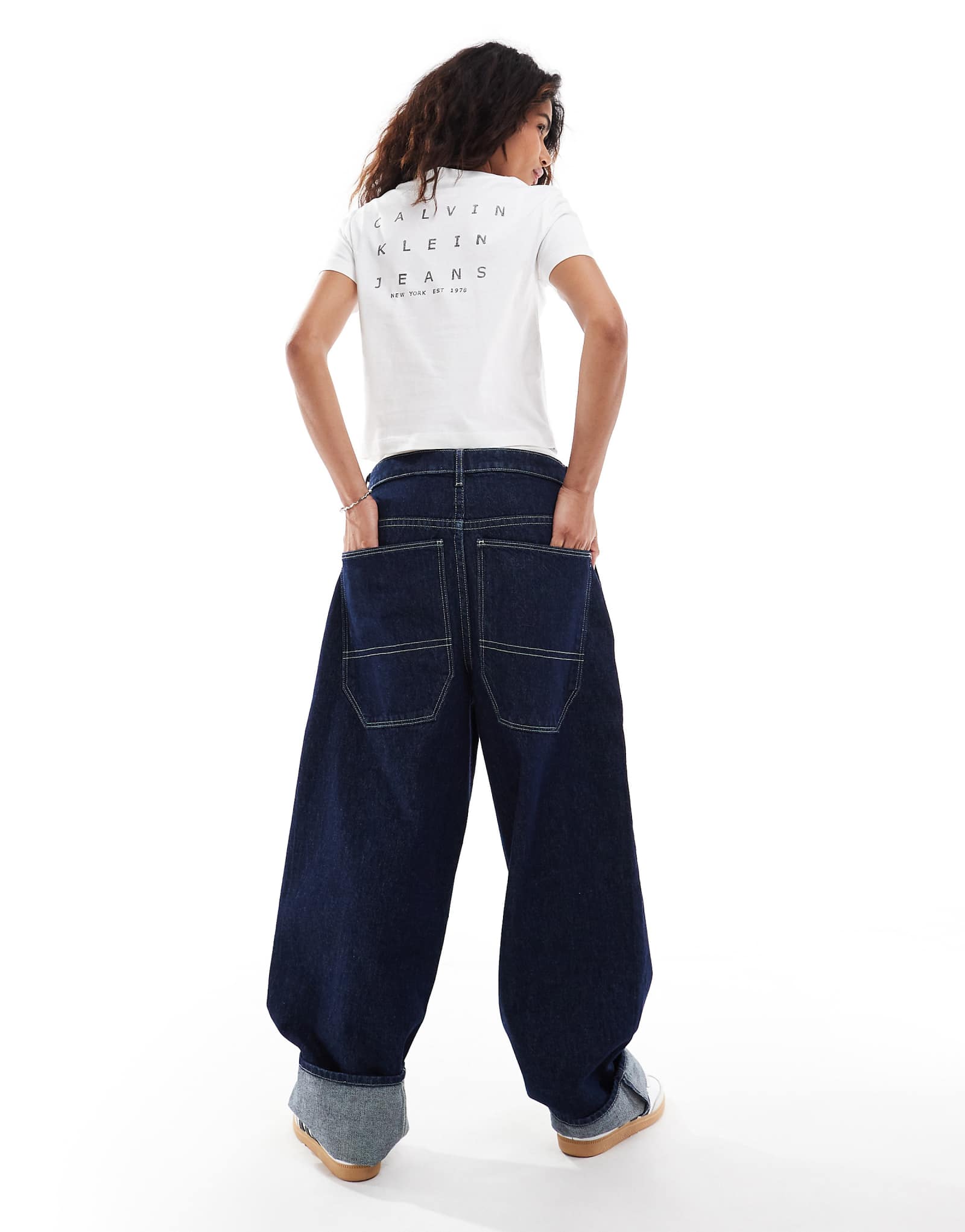 Облегающая футболка Calvin Klein Jeans monologo цвета слоновой кости 4890₽