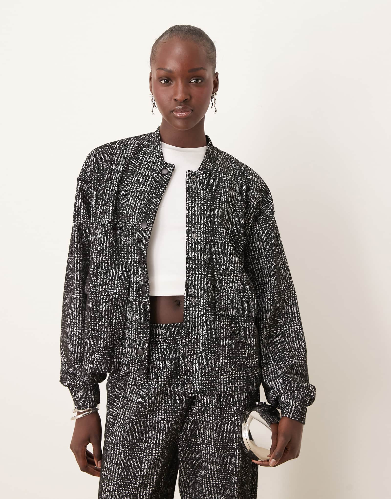 Куртка-бомбер в клетку JDY черного цвета - часть комплекта 6390₽