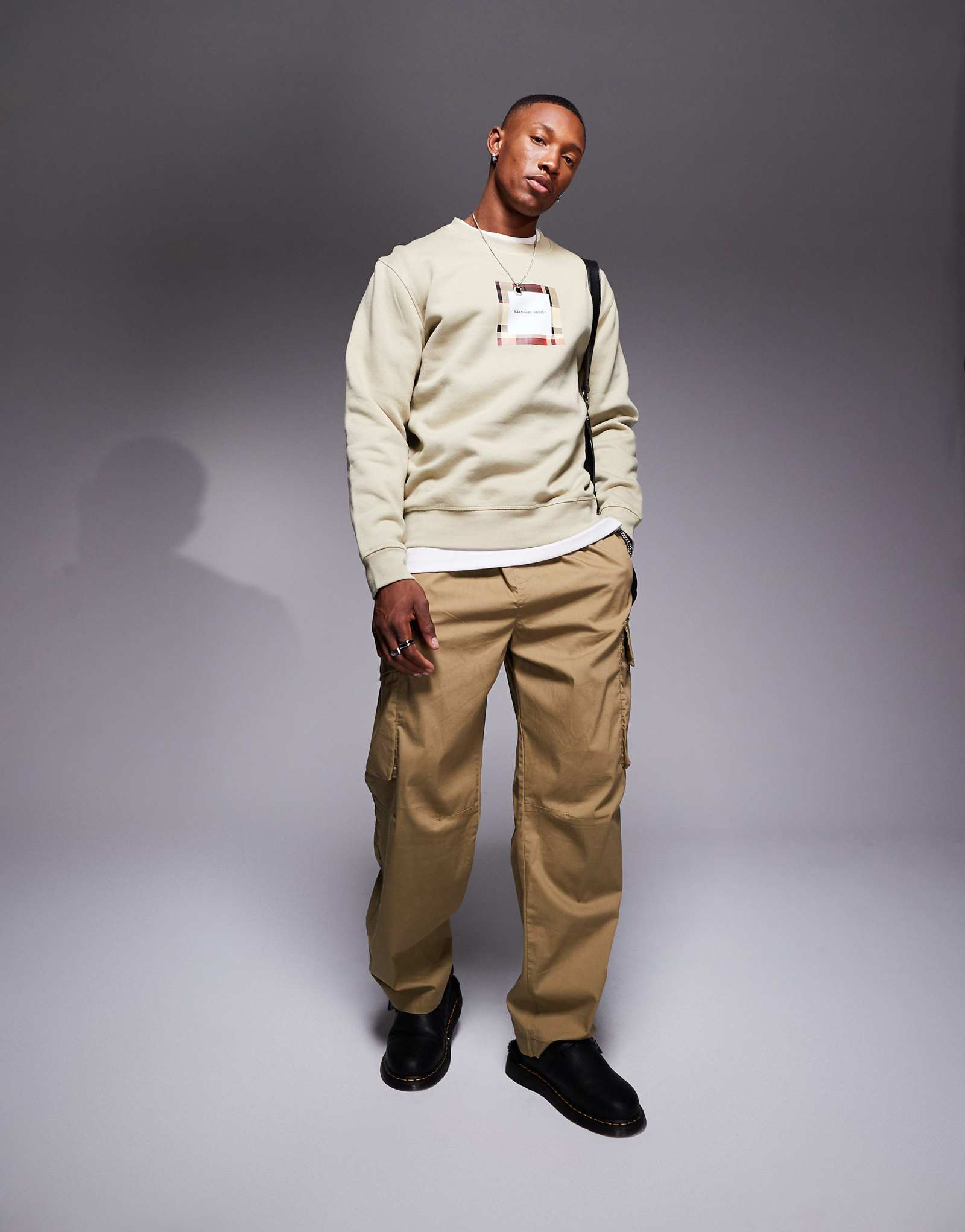 Толстовка с логотипом Marshall Artist house в виде флажка из камня 17490₽