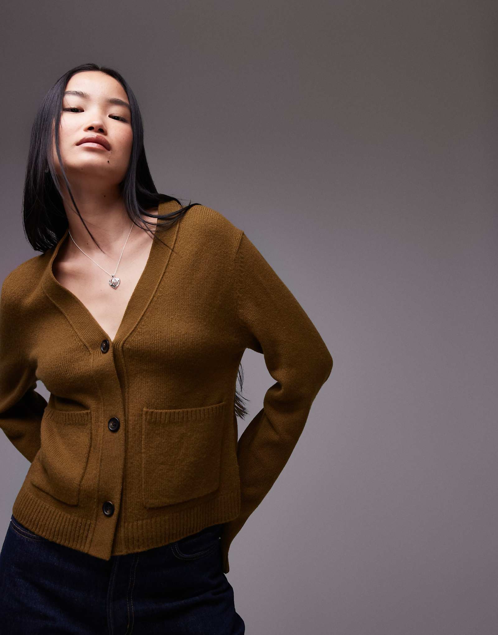 Шерстяной кардиган из текстурированной пряжи ARKET с v-образным вырезом и передними карманами коричневого цвета хаки 16890₽