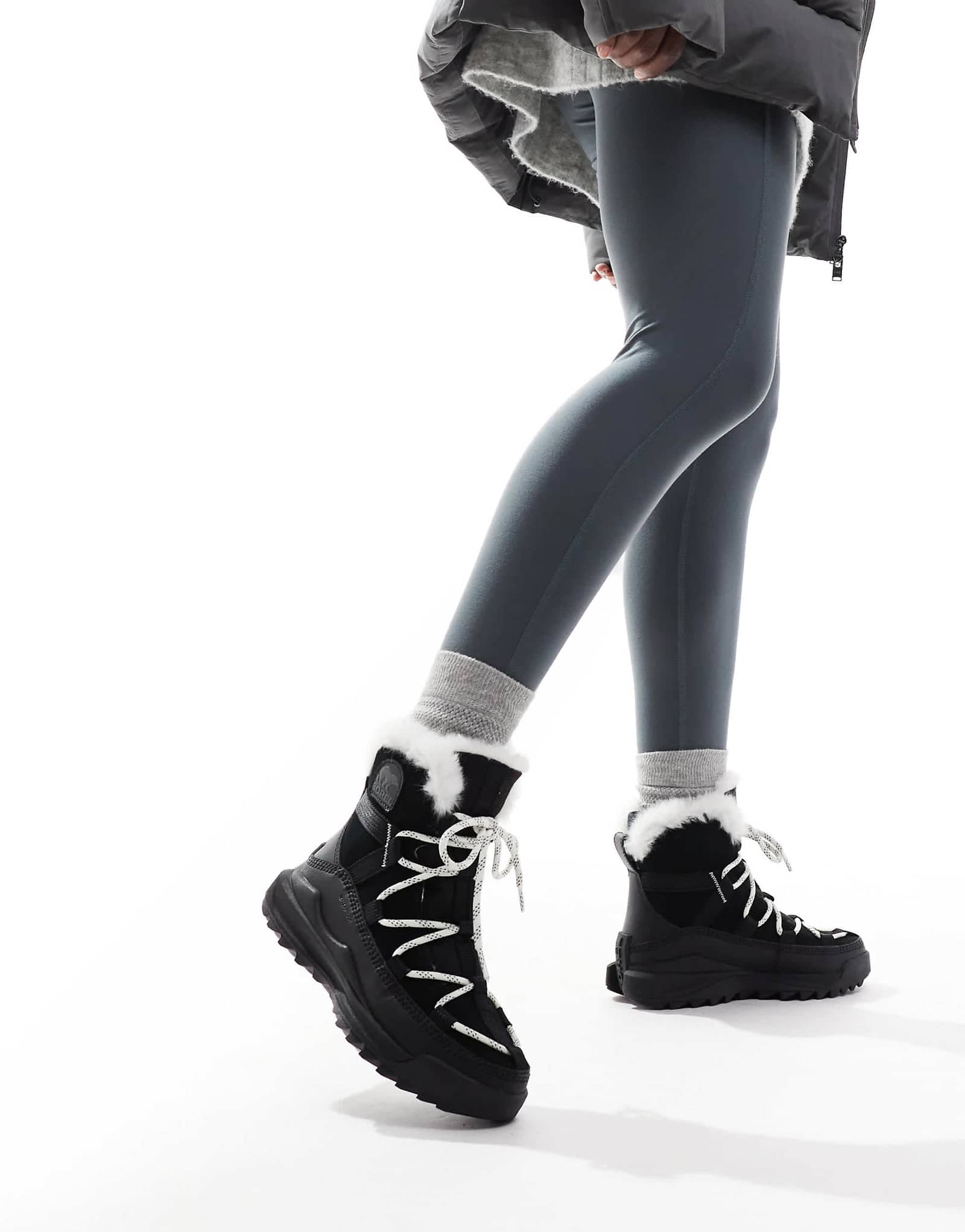 Зимние водонепроницаемые замшевые ботинки Sorel ONA RMX Glacy Plus WP на флисовой подкладке черного цвета с оттенком морской соли 22990₽