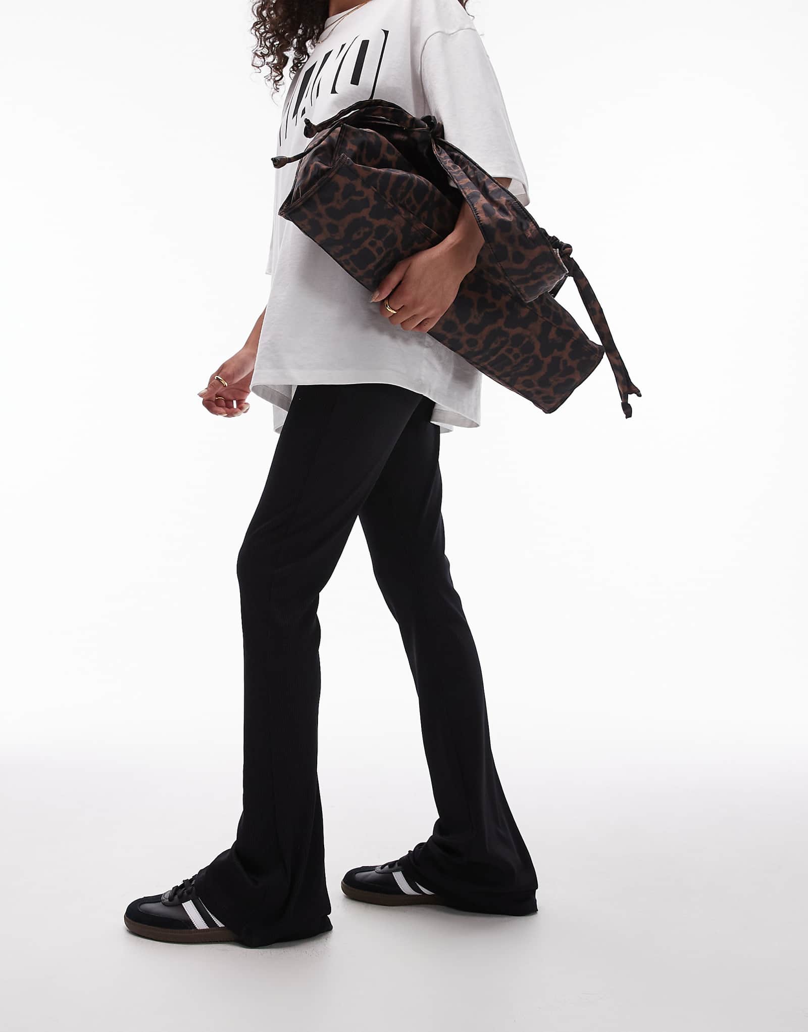 Узкие брюки-клеш в рубчик от Topshop черного цвета 7790₽