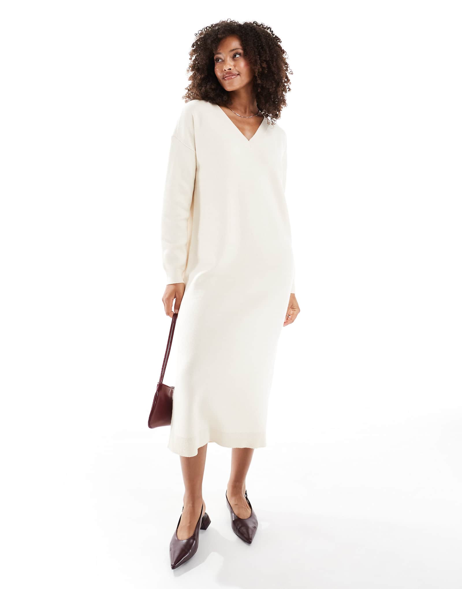 Трикотажное миди-платье премиум-класса Vero Moda кремового цвета с v-образным вырезом 6590₽