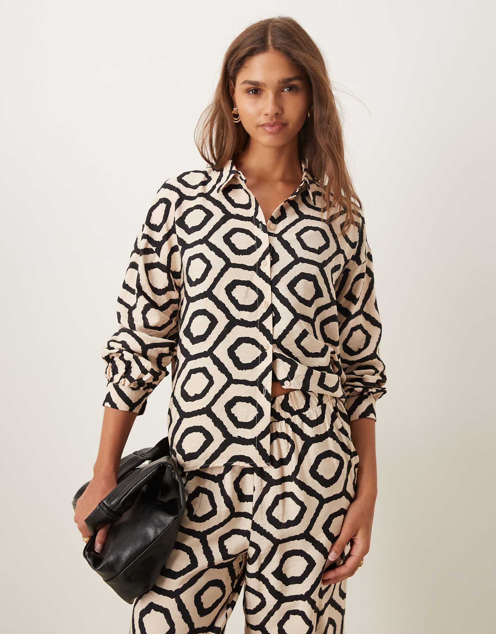 Рубашка с длинным рукавом Vila с абстрактным принтом - часть комплекта 5090₽