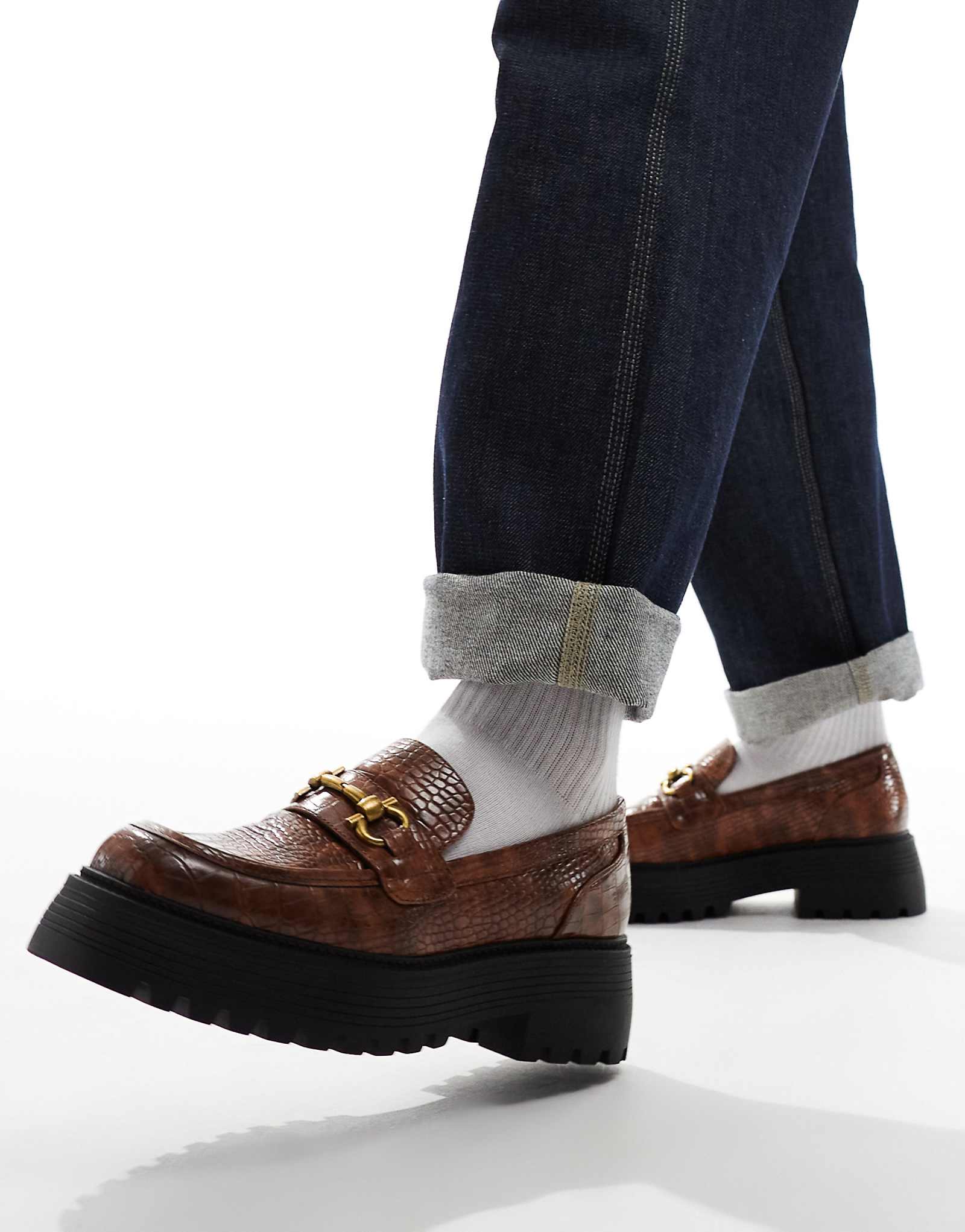 Дизайнерские лоферы ASOS на толстой подошве из коричневого искусственного крокодила с застежкой 10090₽