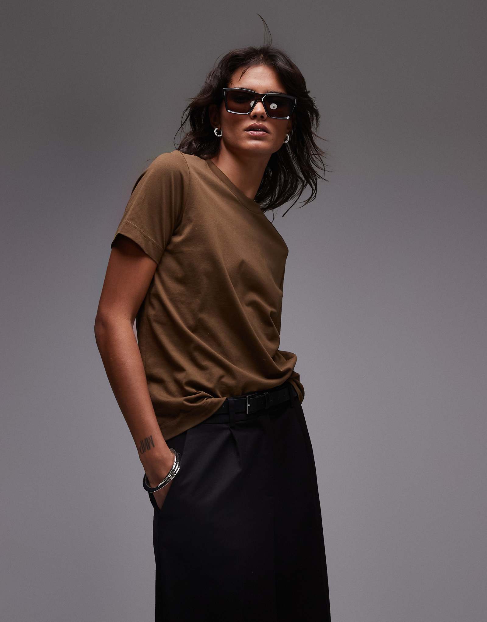 Футболка ARKET темно-бежевого цвета 5090₽