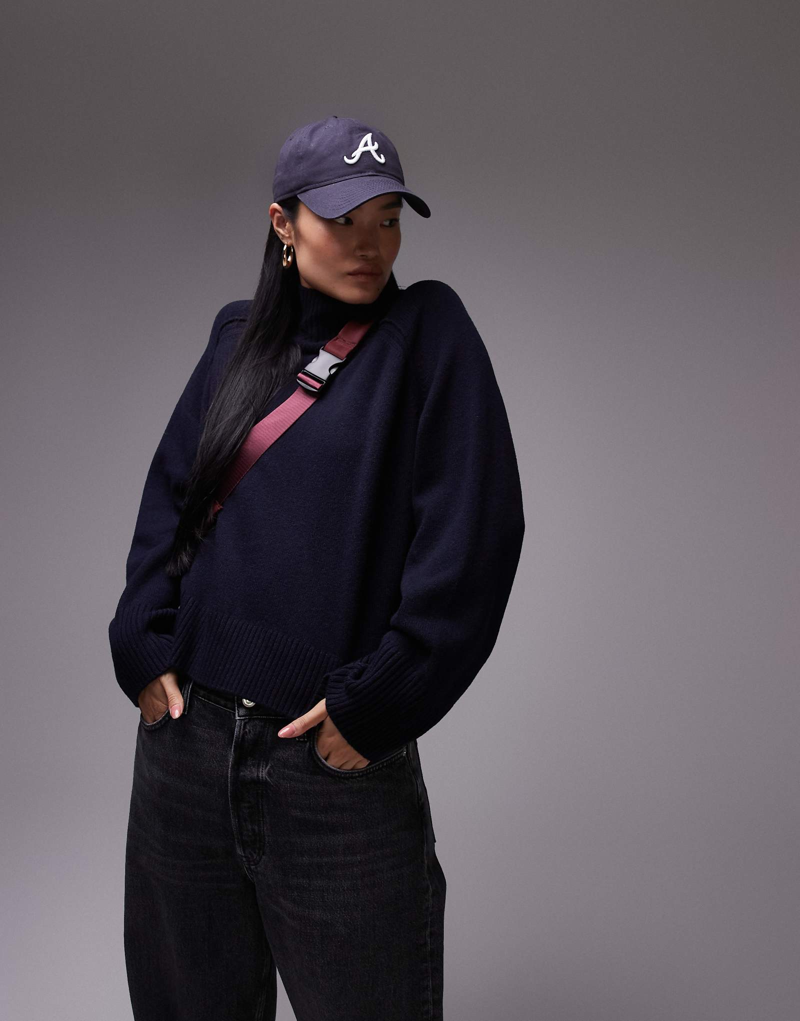 Шерстяной свитер ARKET с высоким воротом и глубокими манжетами темно-синего цвета 11390₽