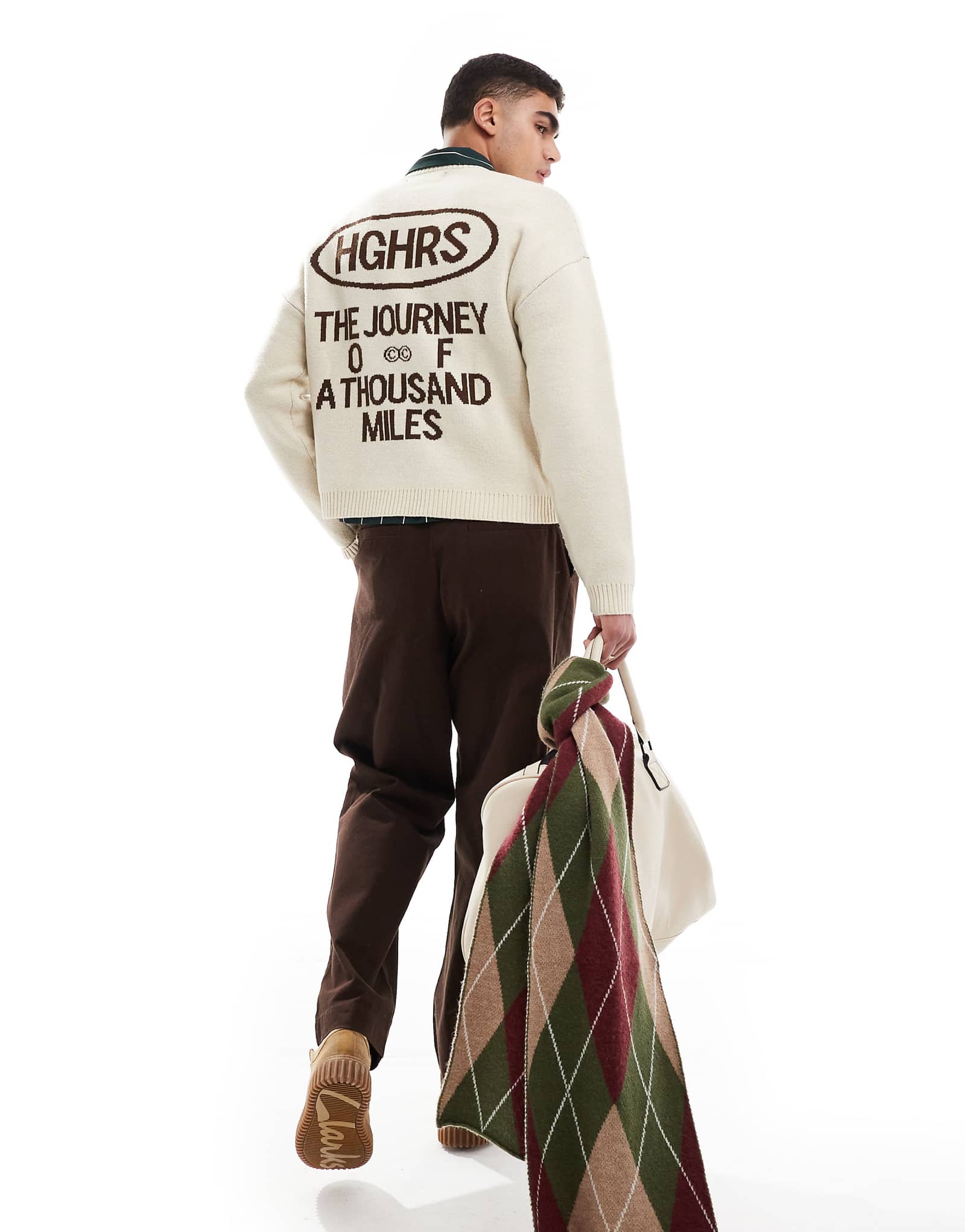 Вязаный свитер Bershka с графическим рисунком в песочном цвете 9490₽