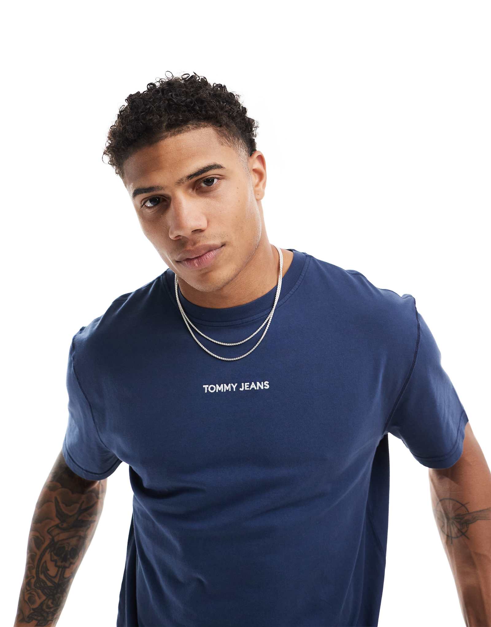 Футболка с маленьким логотипом Tommy Jeans темно-синего цвета 6790₽