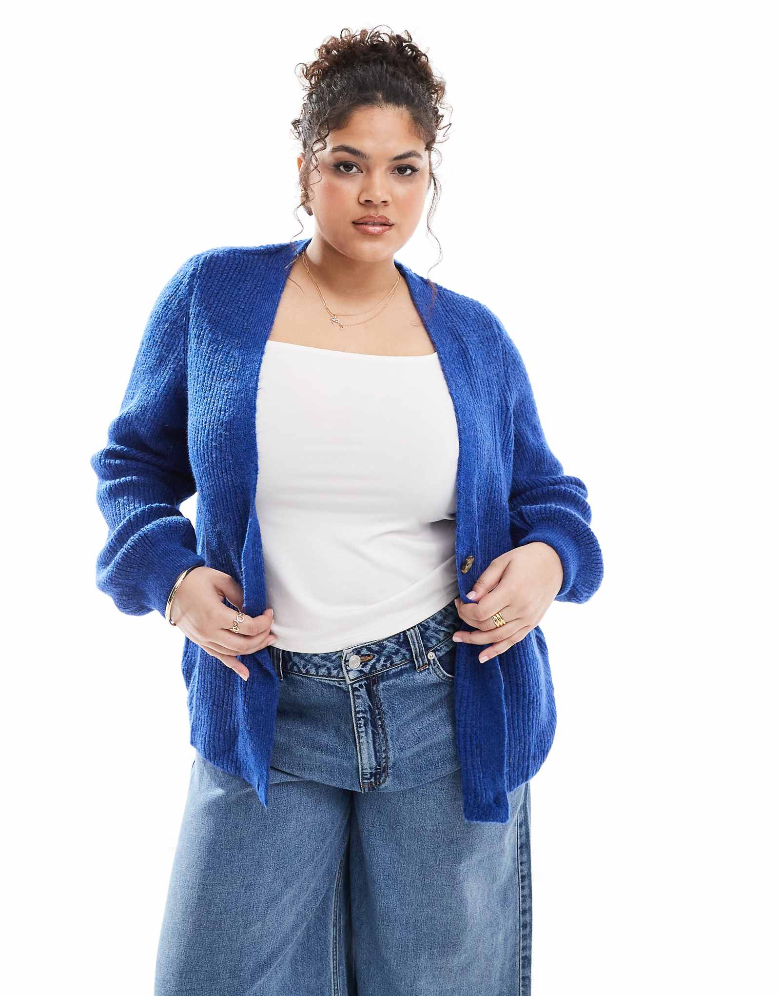 Кардиган из синего меланжа с единственной изогнутой пуговицей на груди