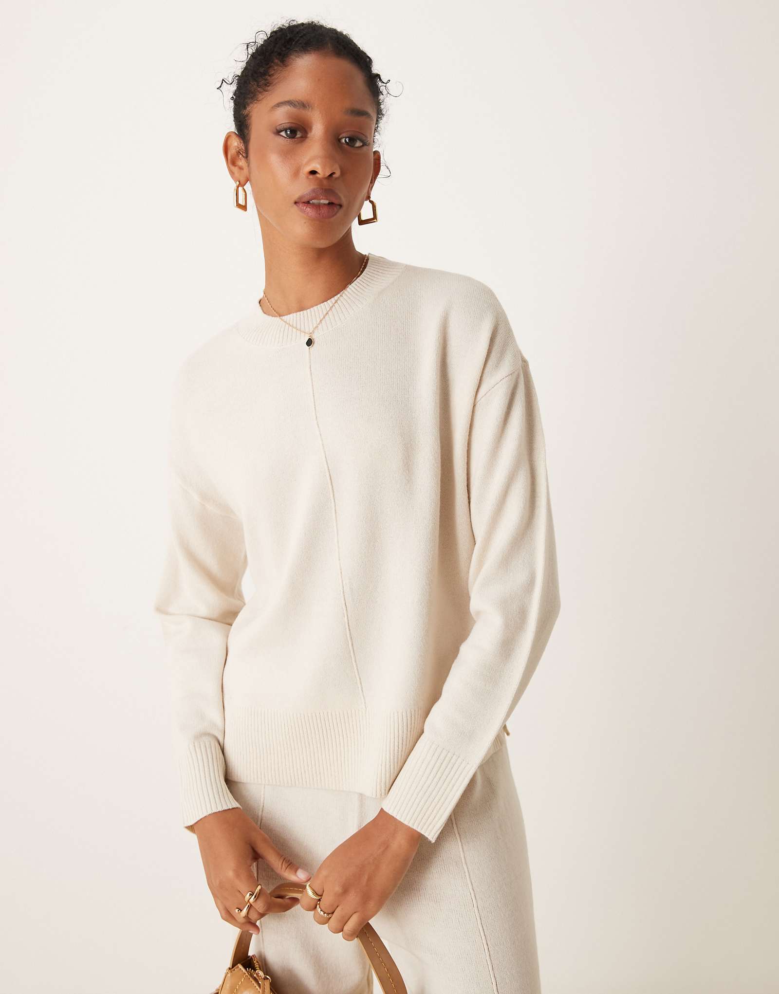 Свитер кремового цвета с узкими швами - часть комплекта 9790₽