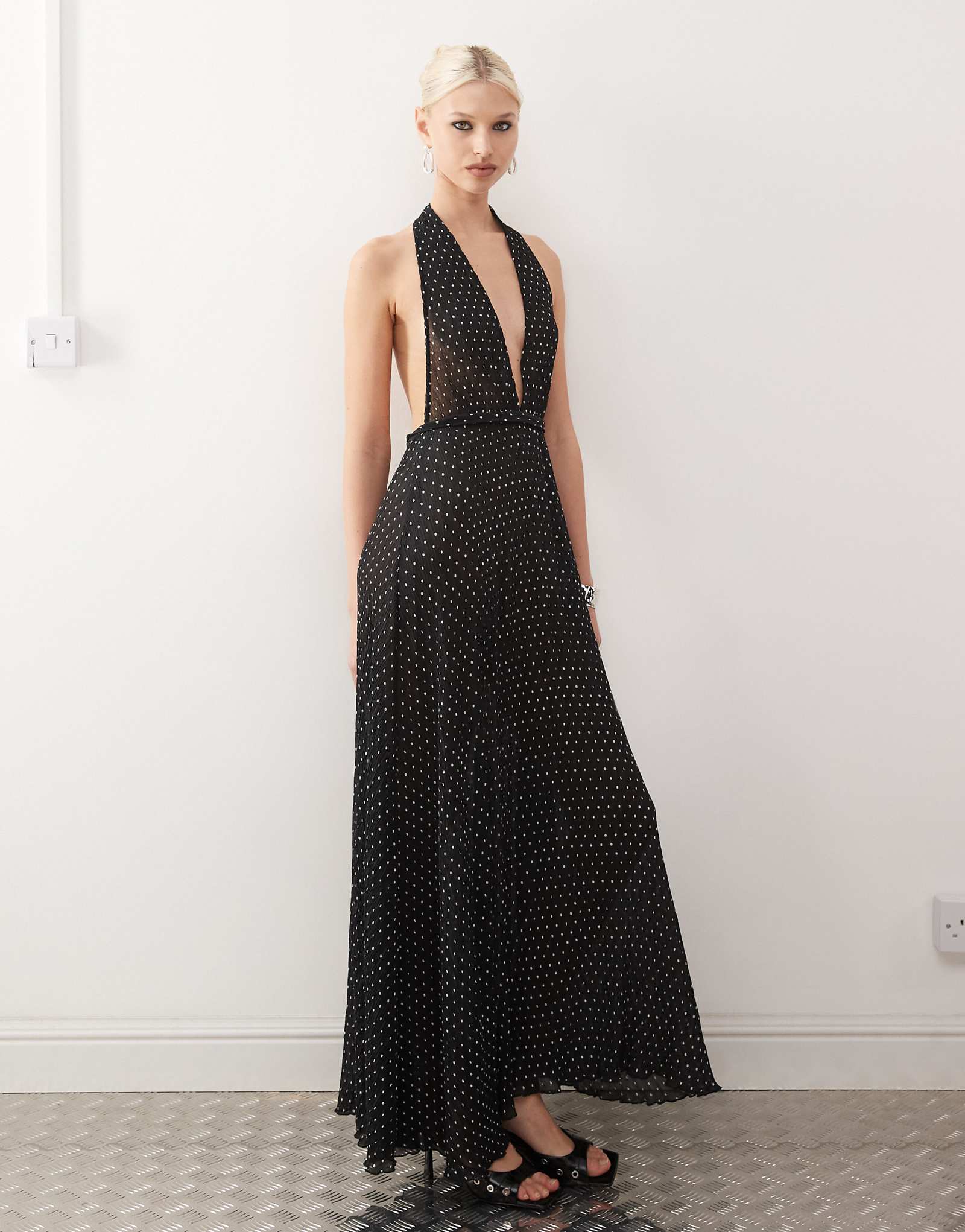 Длинное платье-макси на бретелях с открытой спиной 