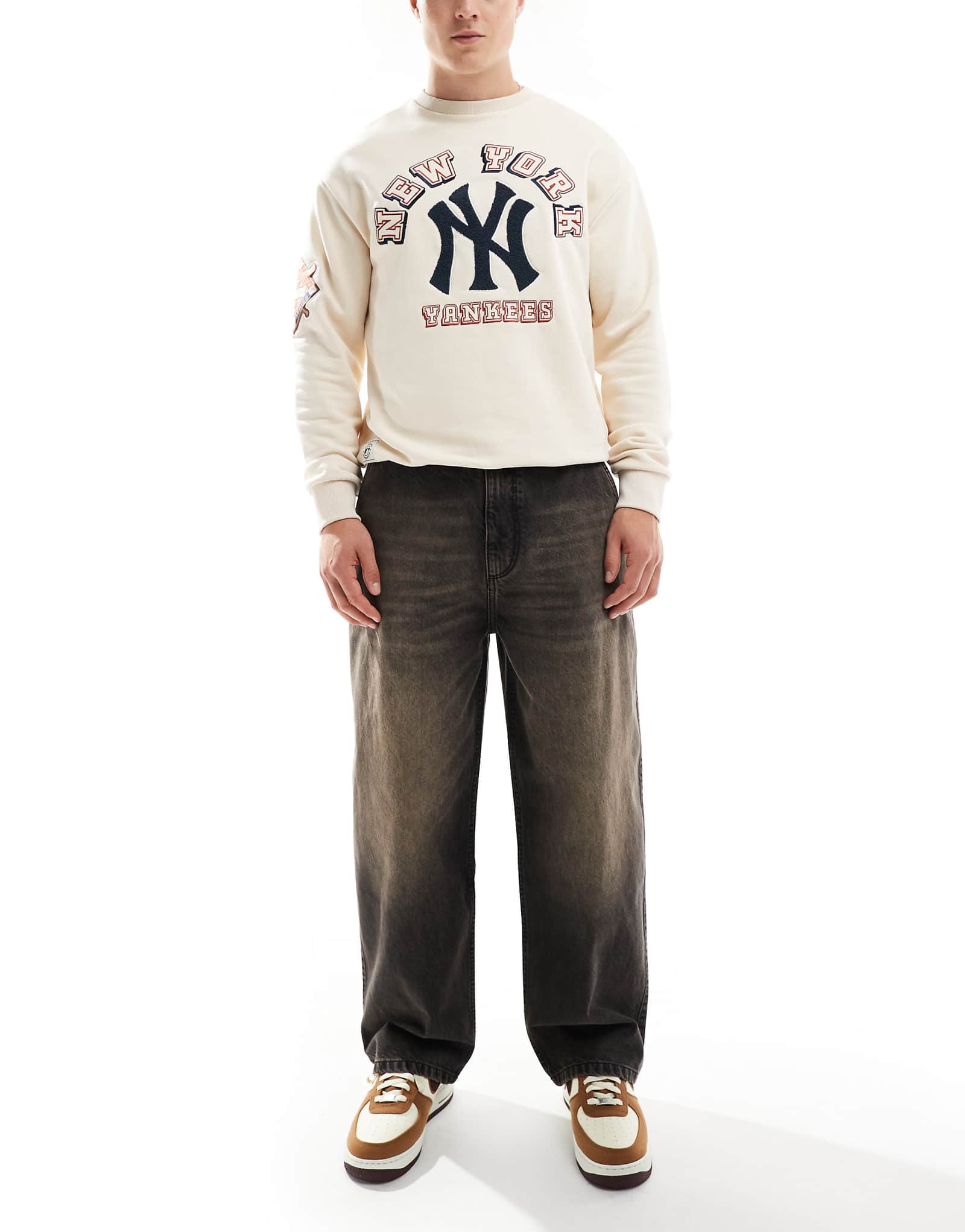 Застиранные коричневые джинсы Pull-Bear skater fit 4190₽