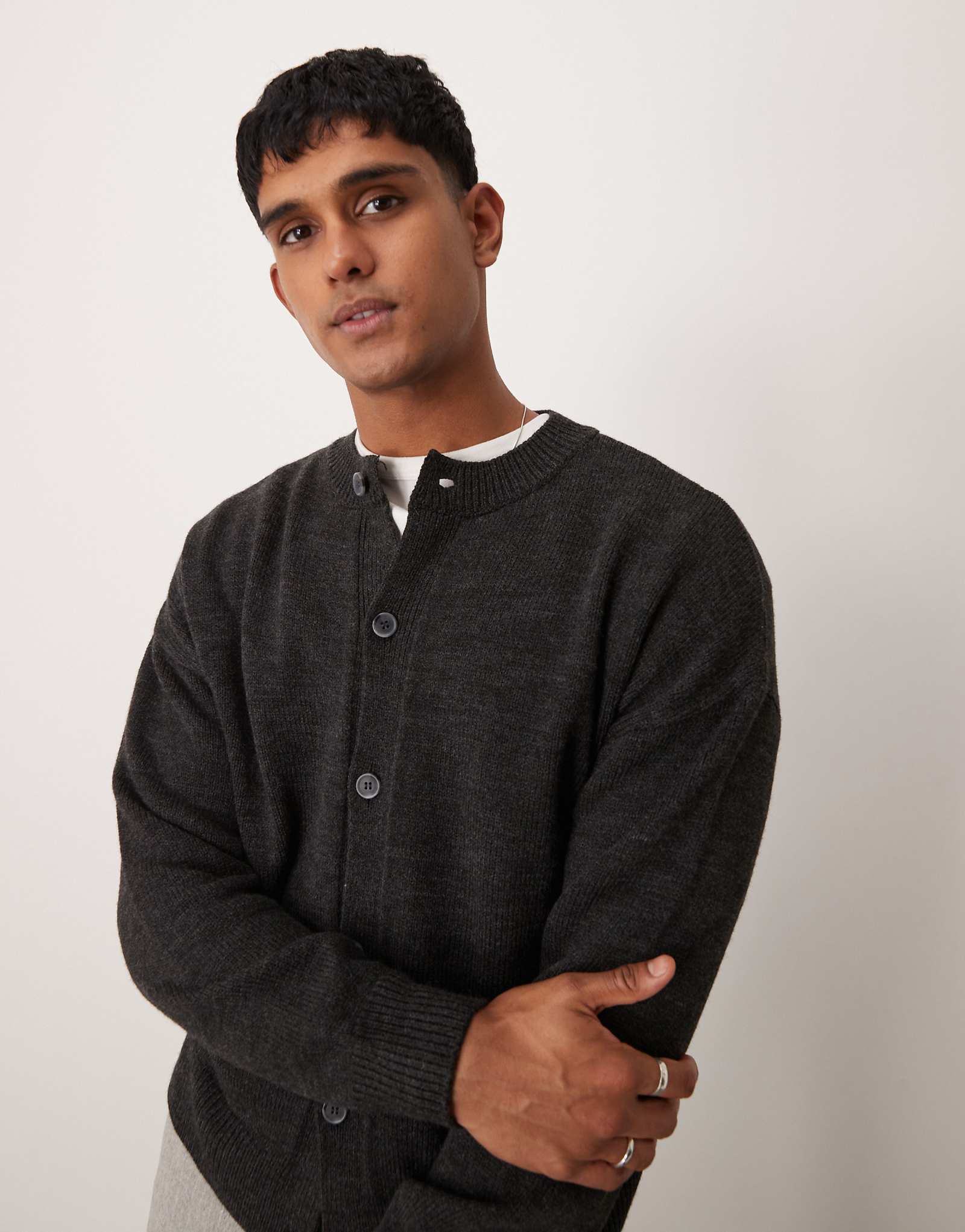 Вязаный кардиган свободного кроя с круглым вырезом от ASOS DESIGN свободного кроя из темно-коричневого вереска 7690₽