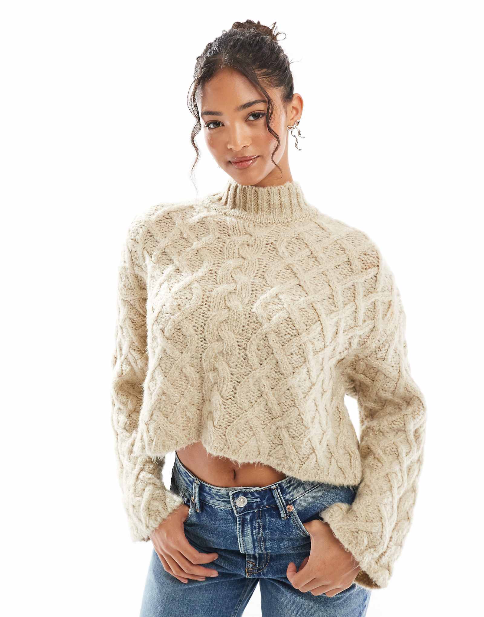 Свитер плотной вязки Bershka с высоким воротом песочного цвета 7890₽