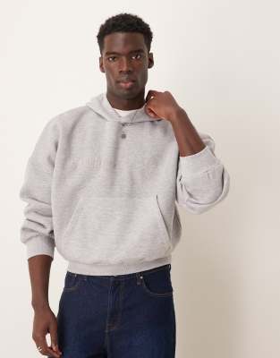 Укороченная толстовка оверсайз с заниженным плечом от ASOS DESIGN серого цвета с принтом на груди