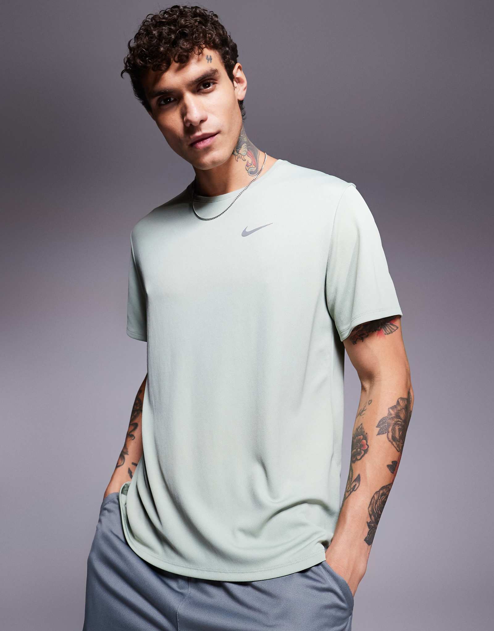 Футболка Nike Running Miler Dri-FIT светло-зеленого цвета 4890₽