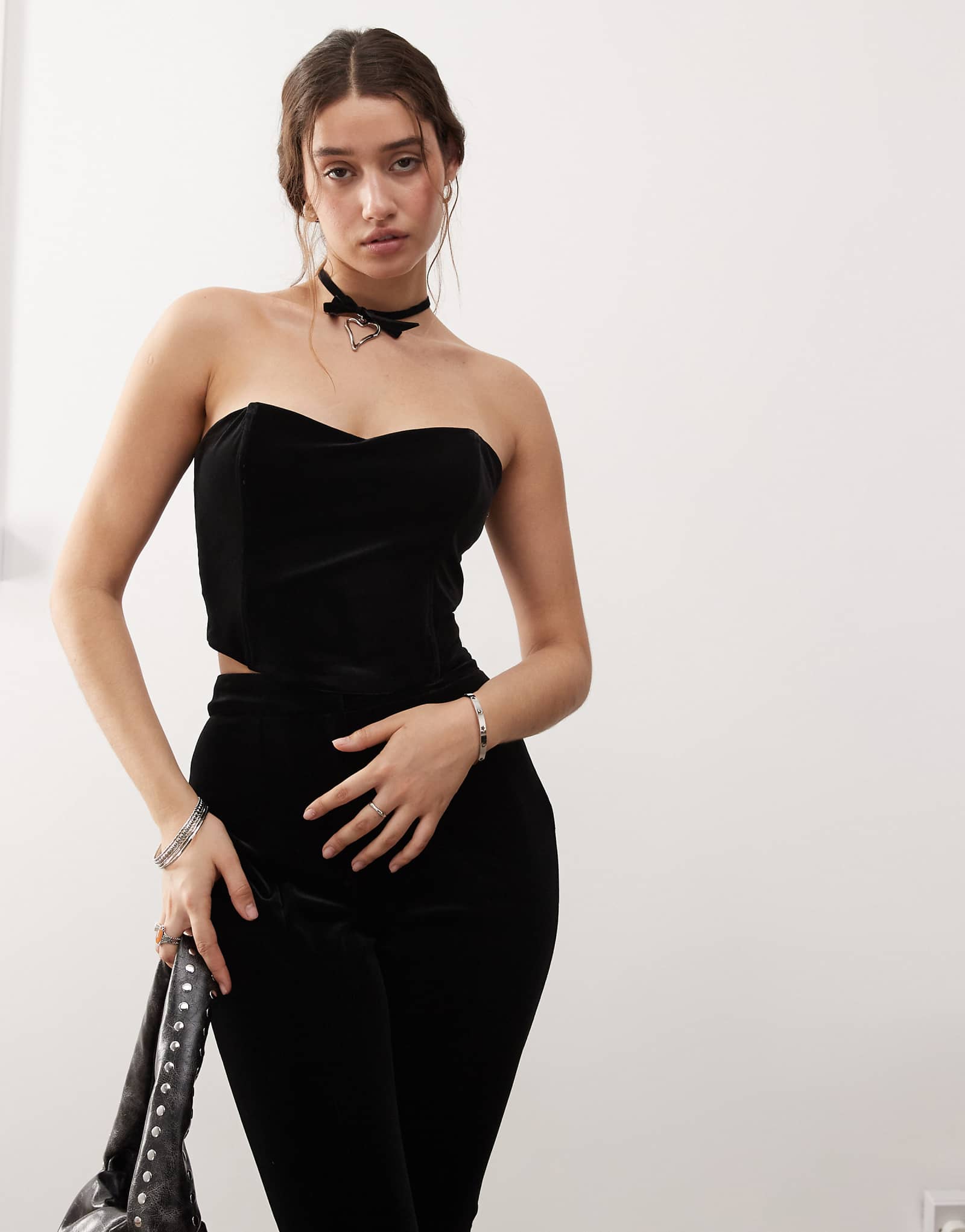 Корсетный топ-бандо с бархатной кружевной отделкой Miss Selfridge черного цвета 3390₽