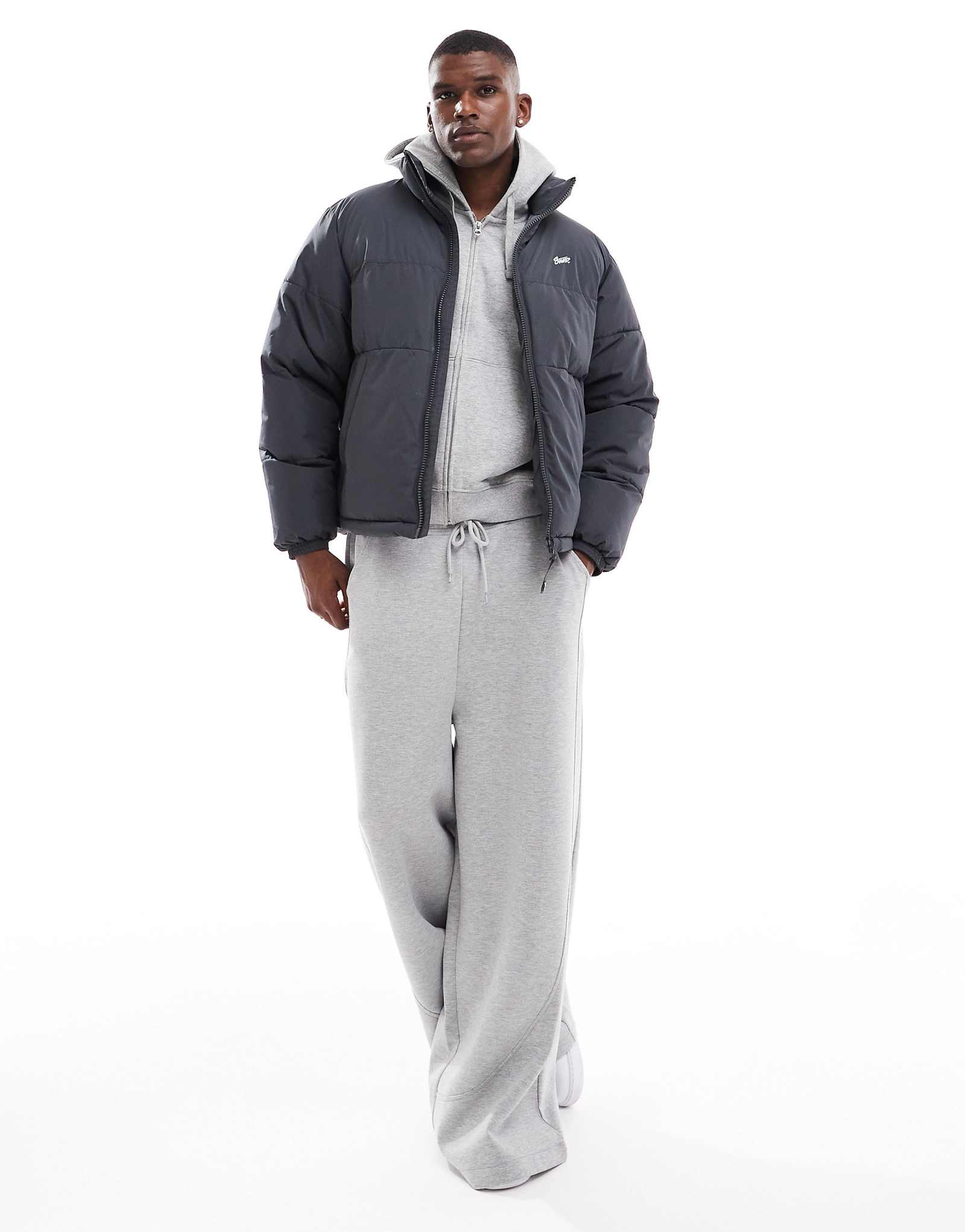 Пуховик с подкладкой Pull-Bear серого цвета 6790₽