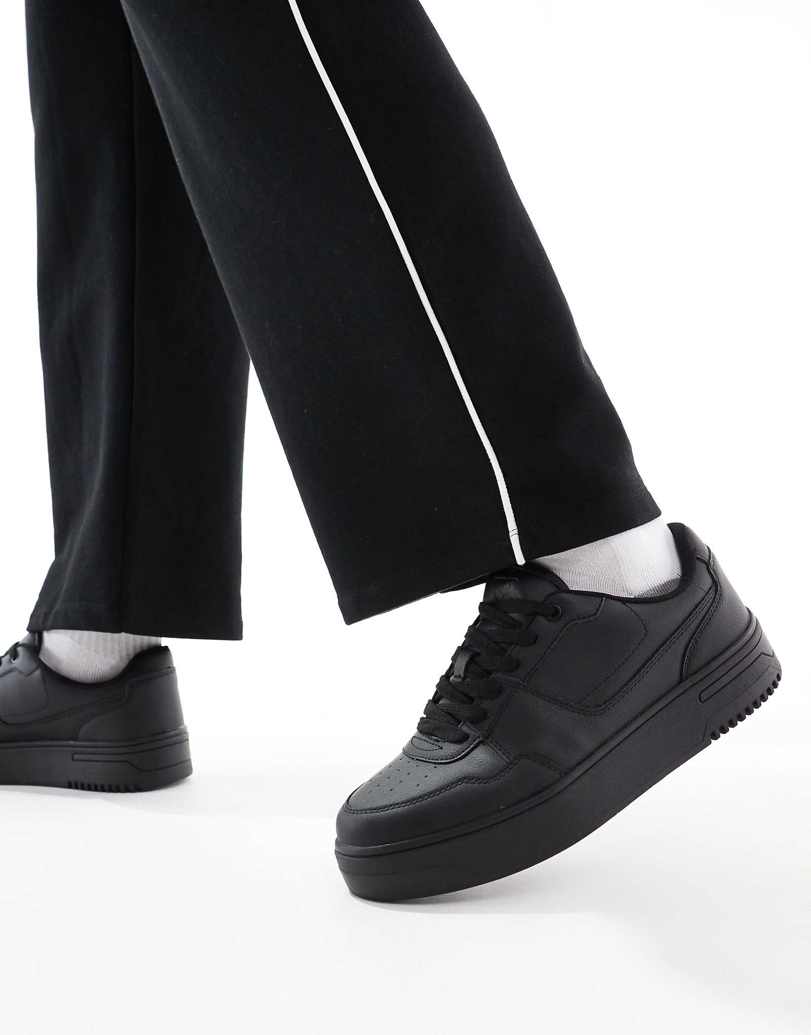 Массивные кроссовки Pull-Bear черного цвета 4890₽