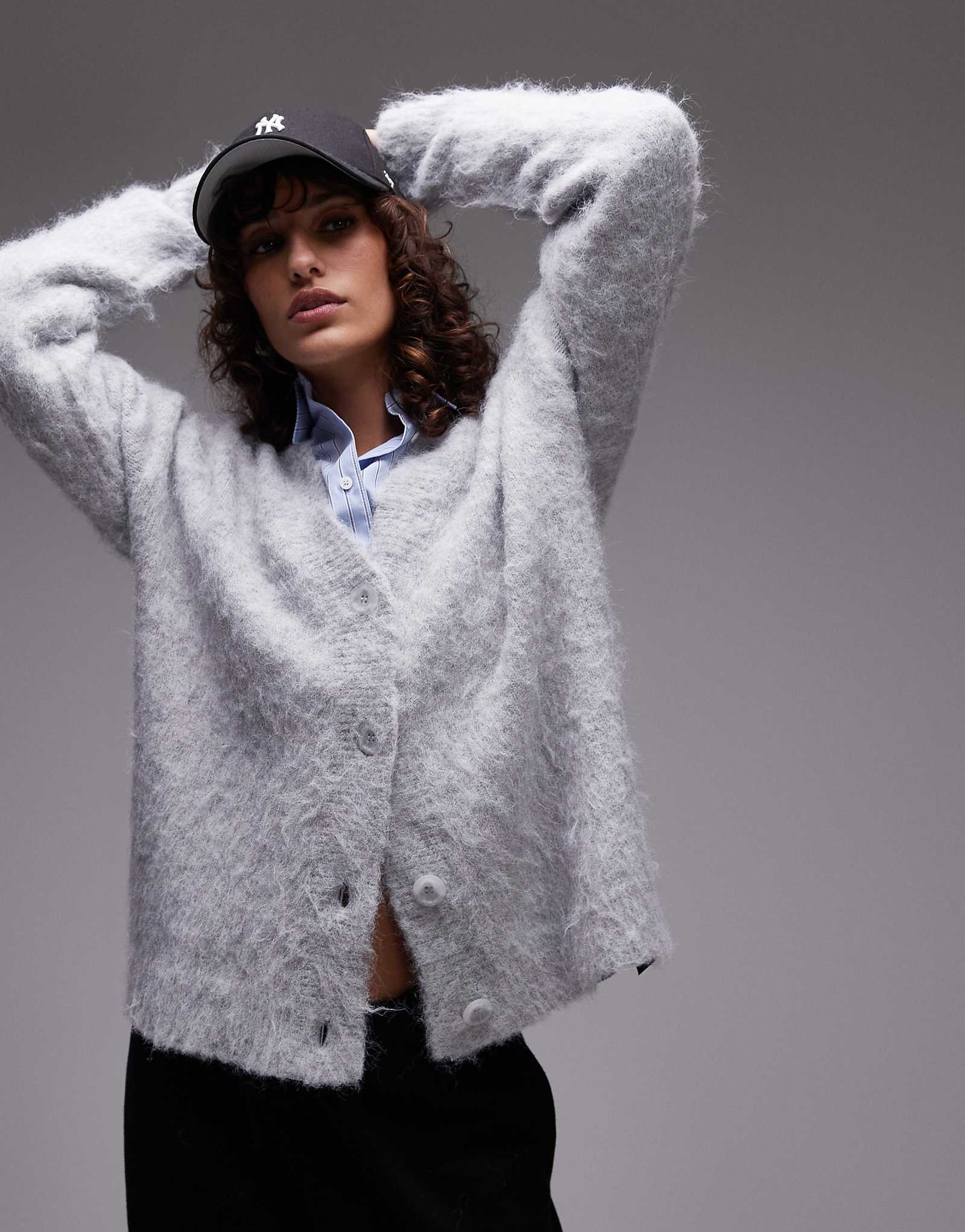 Вязаный ультра-пушистый кардиган оверсайз от Topshop серого цвета 8390₽