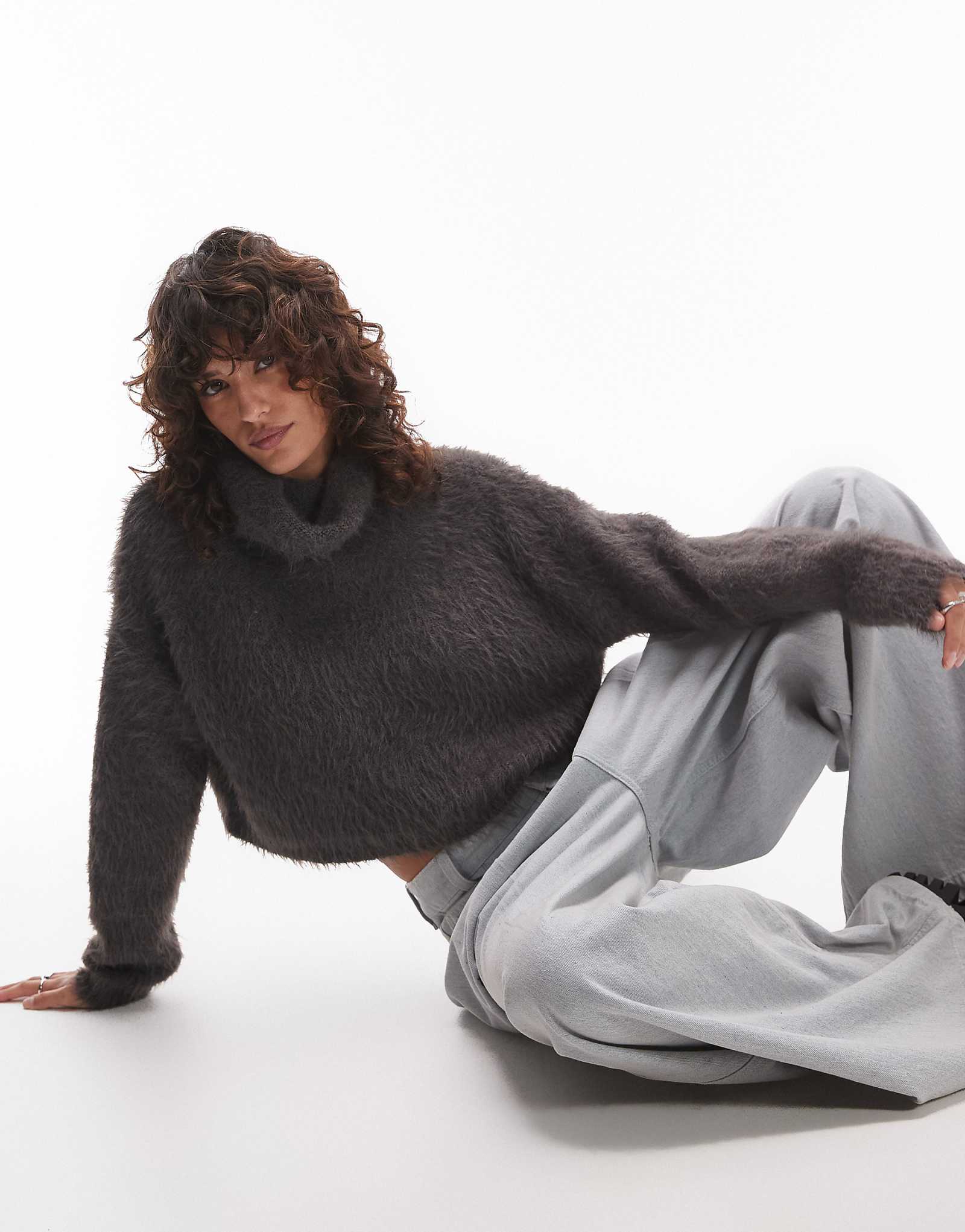 Вязаный ультра-пушистый укороченный свитер с круглым вырезом от Topshop цвета древесного угля 10190₽