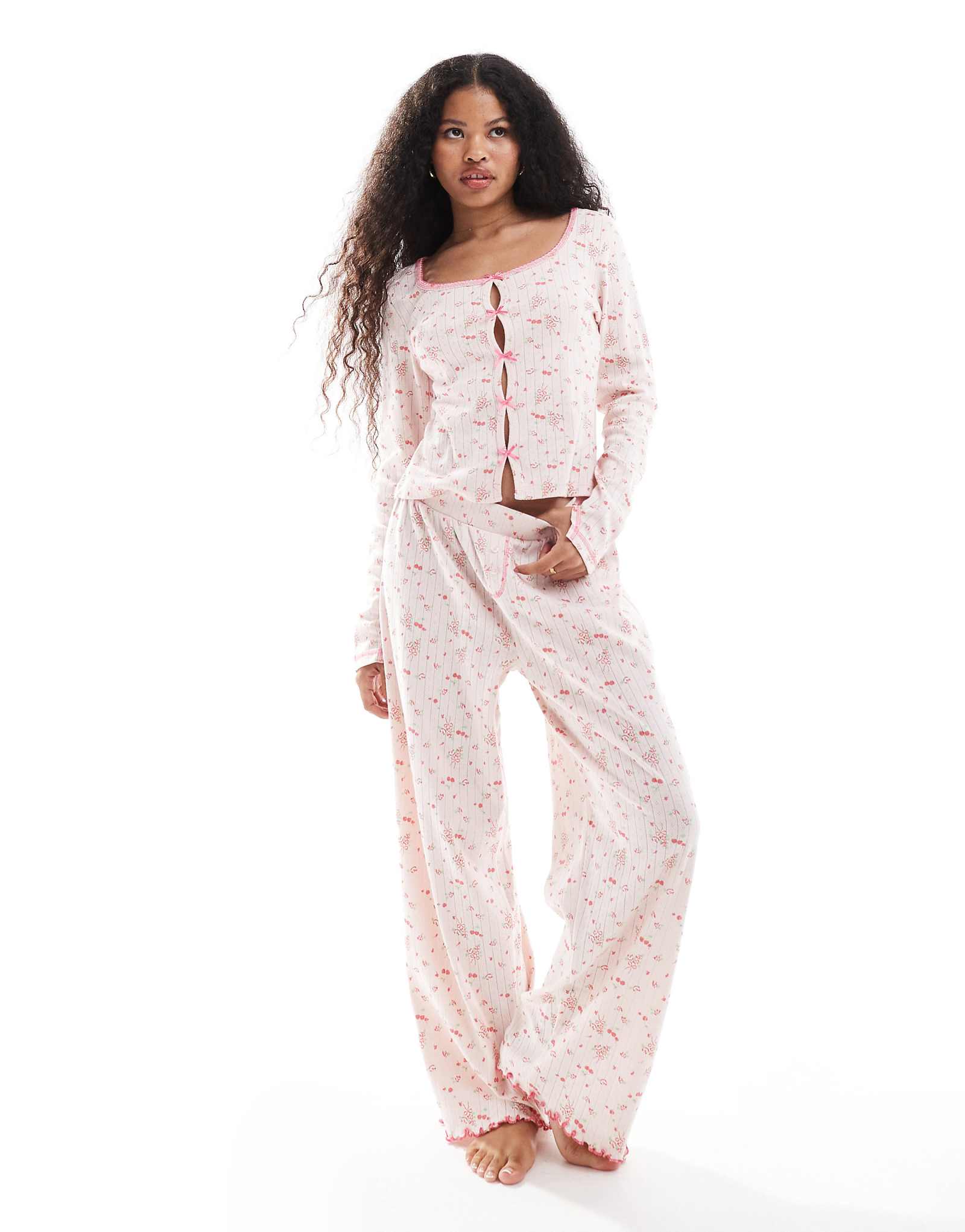 Брюки-пуантельки с цветочным принтом ASOS DESIGN Petite mix -match розового цвета 4090₽