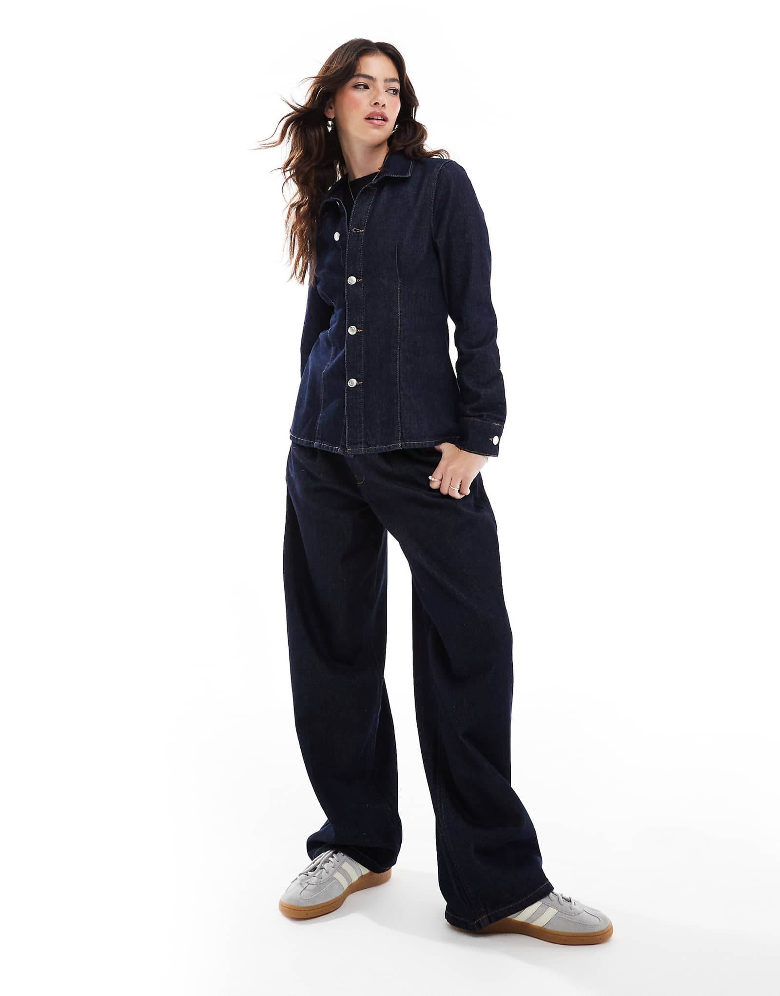 ДИЗАЙНЕРСКАЯ джинсовая рубашка ASOS с завышенной талией цвета индиго 10090₽