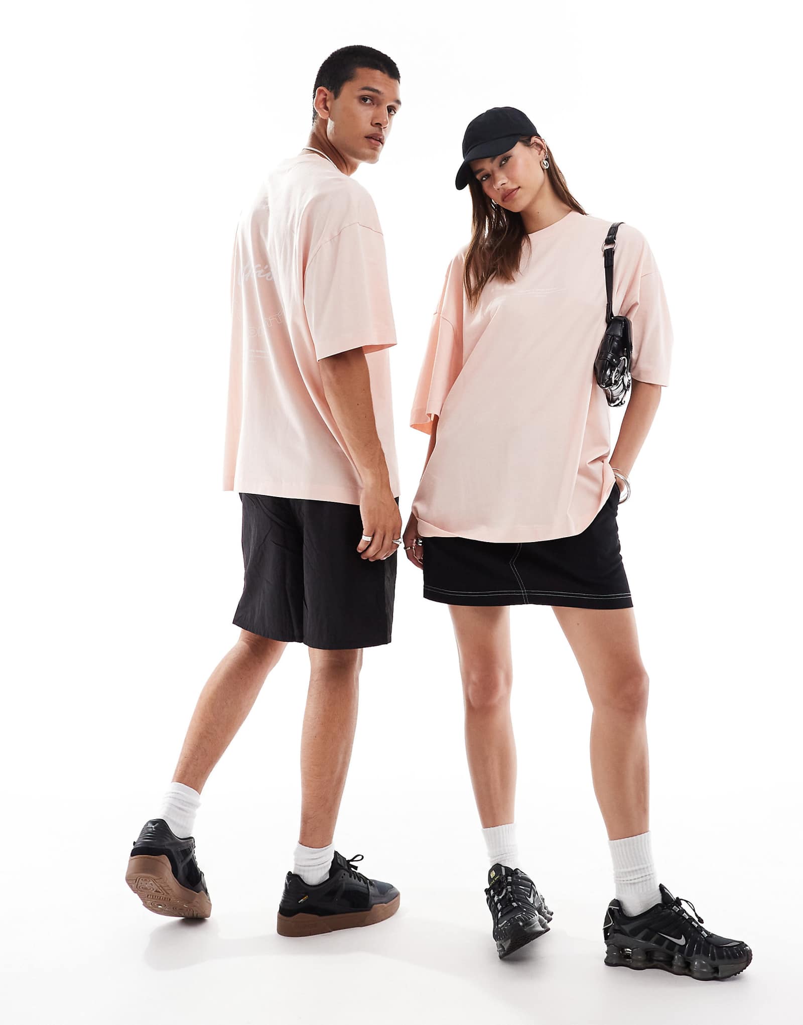 Розовая футболка унисекс COLLUSION с принтом 2790₽