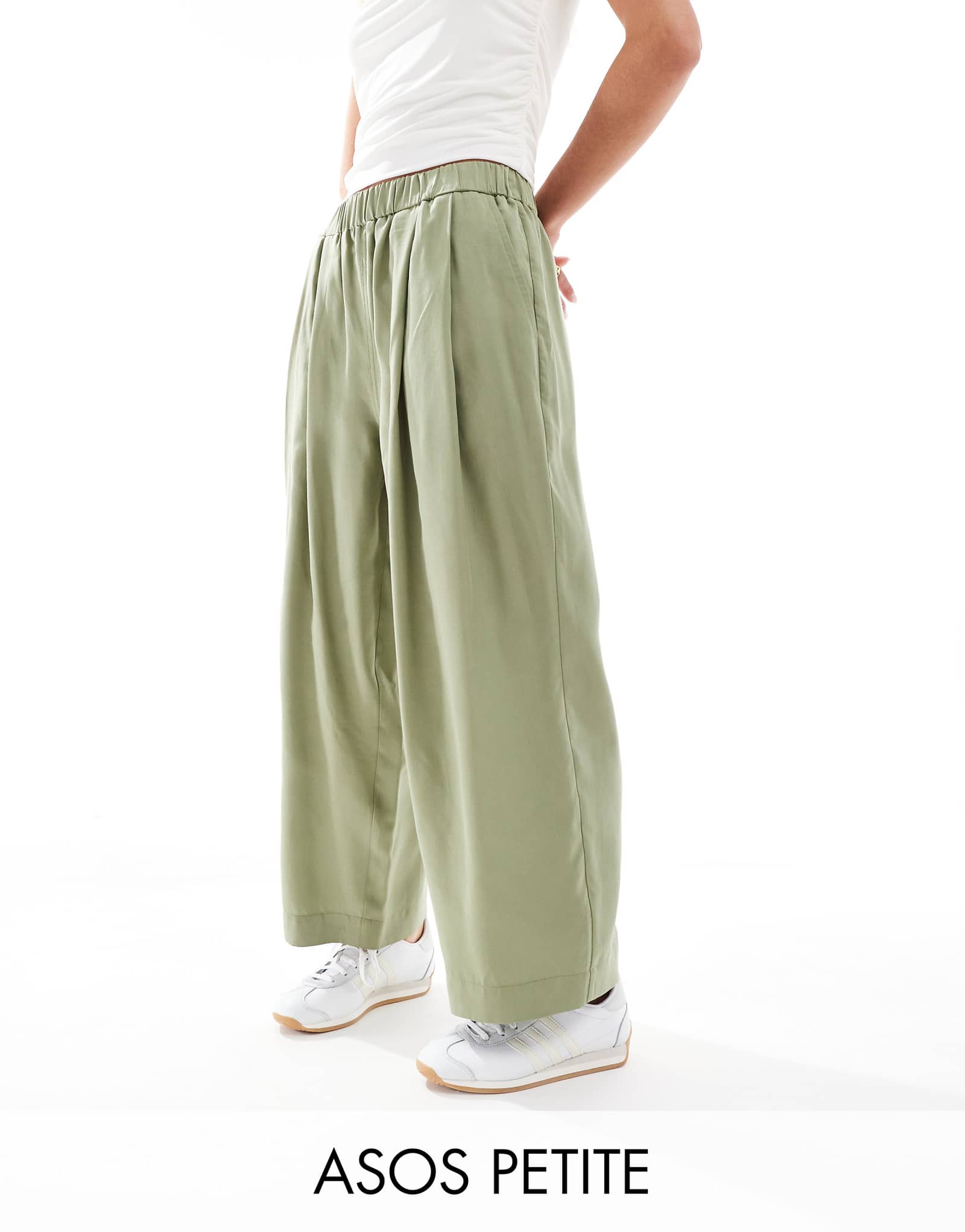 Повседневные облегающие брюки премиум-класса Petite от ASOS DESIGN со складками цвета застиранного хаки 2990₽