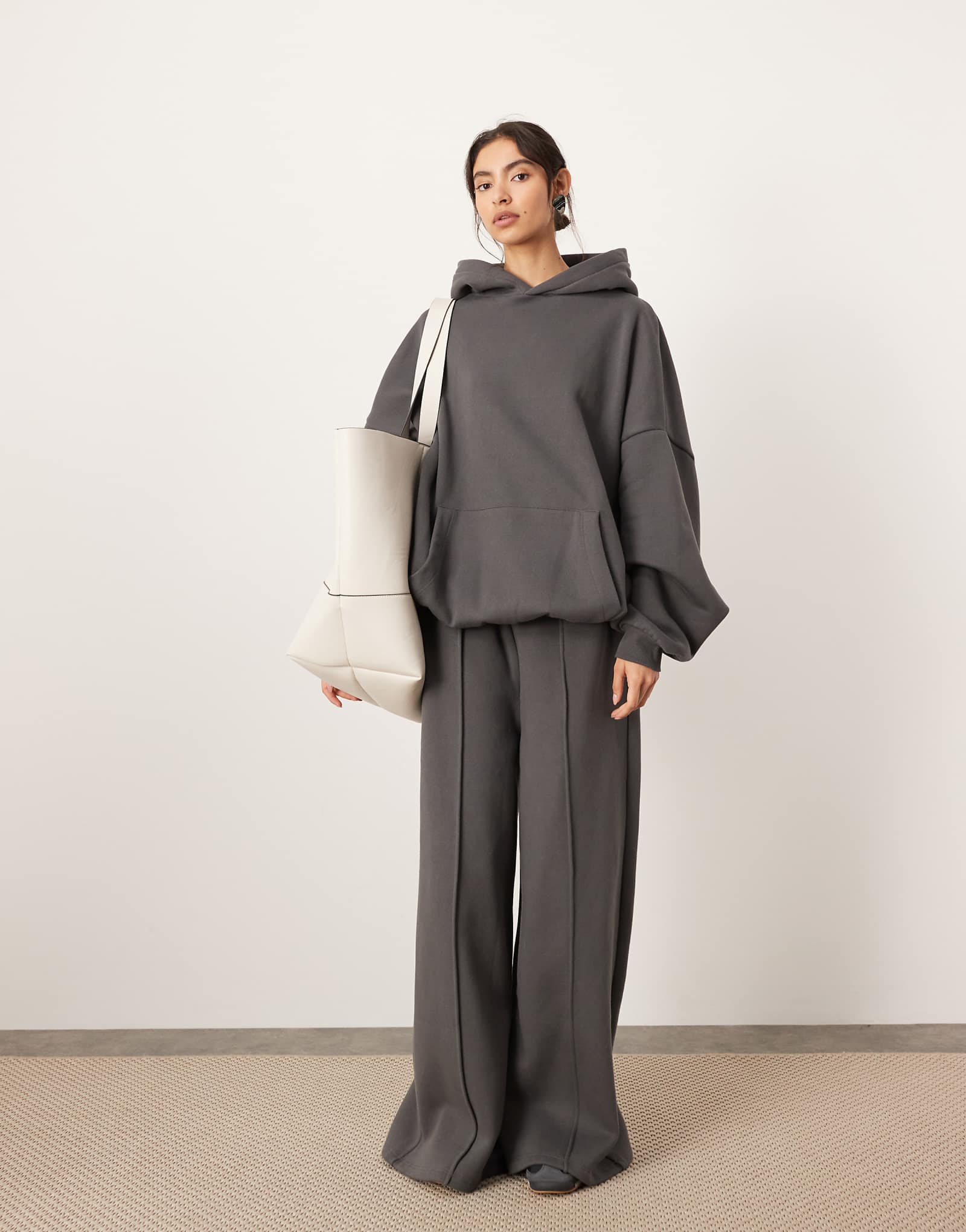 Спортивные брюки премиум-класса ASOS EDITION большого размера с широкими штанинами и деталями в швах цвета древесного угля 11390₽