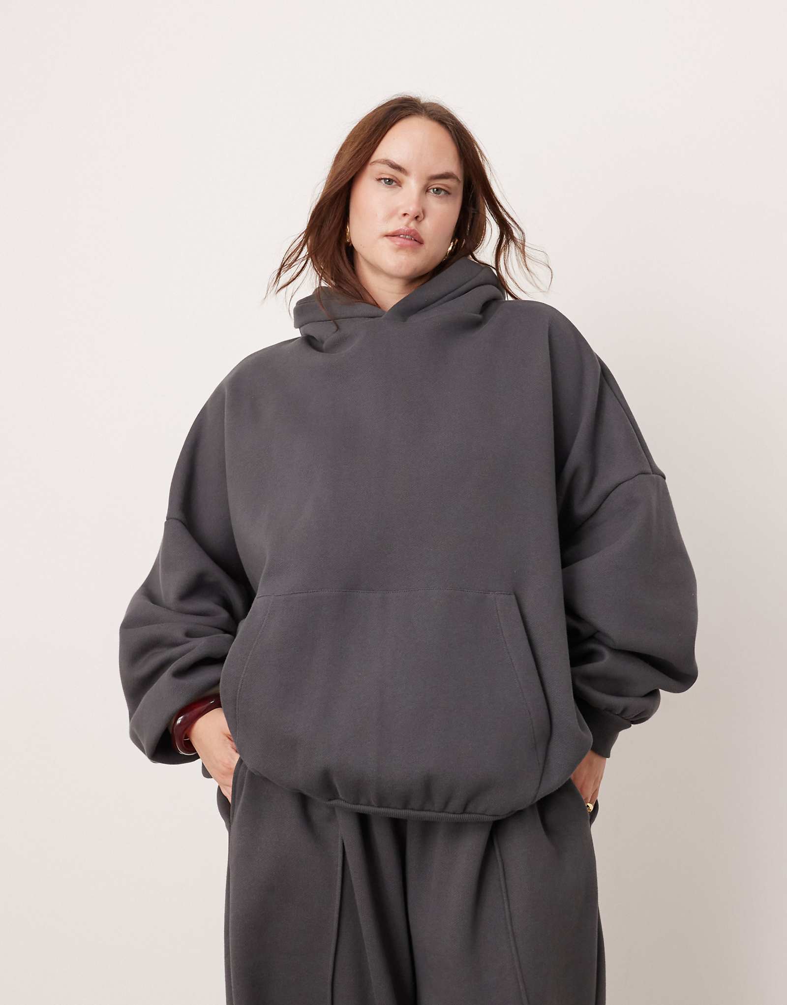 Толстовка ASOS EDITION Curve oversize premium heavy weight цвета древесного угля 16390₽
