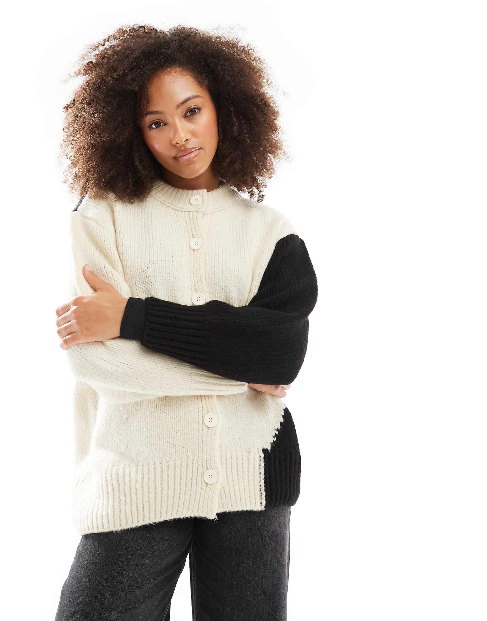 Дизайнерский вязаный кардиган с круглым вырезом и монохромным абстрактным принтом ASOS DESIGN 2390₽