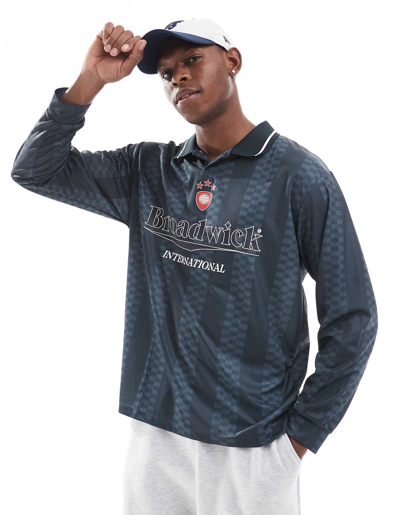 Спортивная толстовка в полоску в стиле ретро от Bershka темно-синего цвета 4490₽