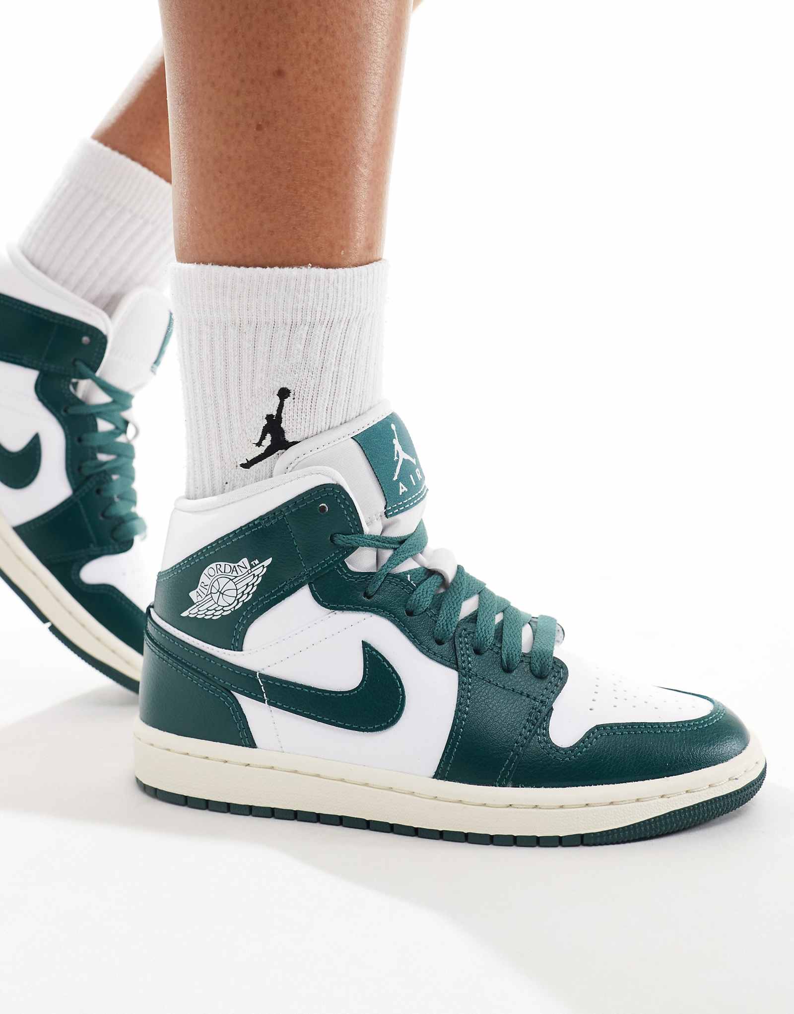 Кроссовки Air Jordan 1 Mid зеленого и белого цветов 19090₽
