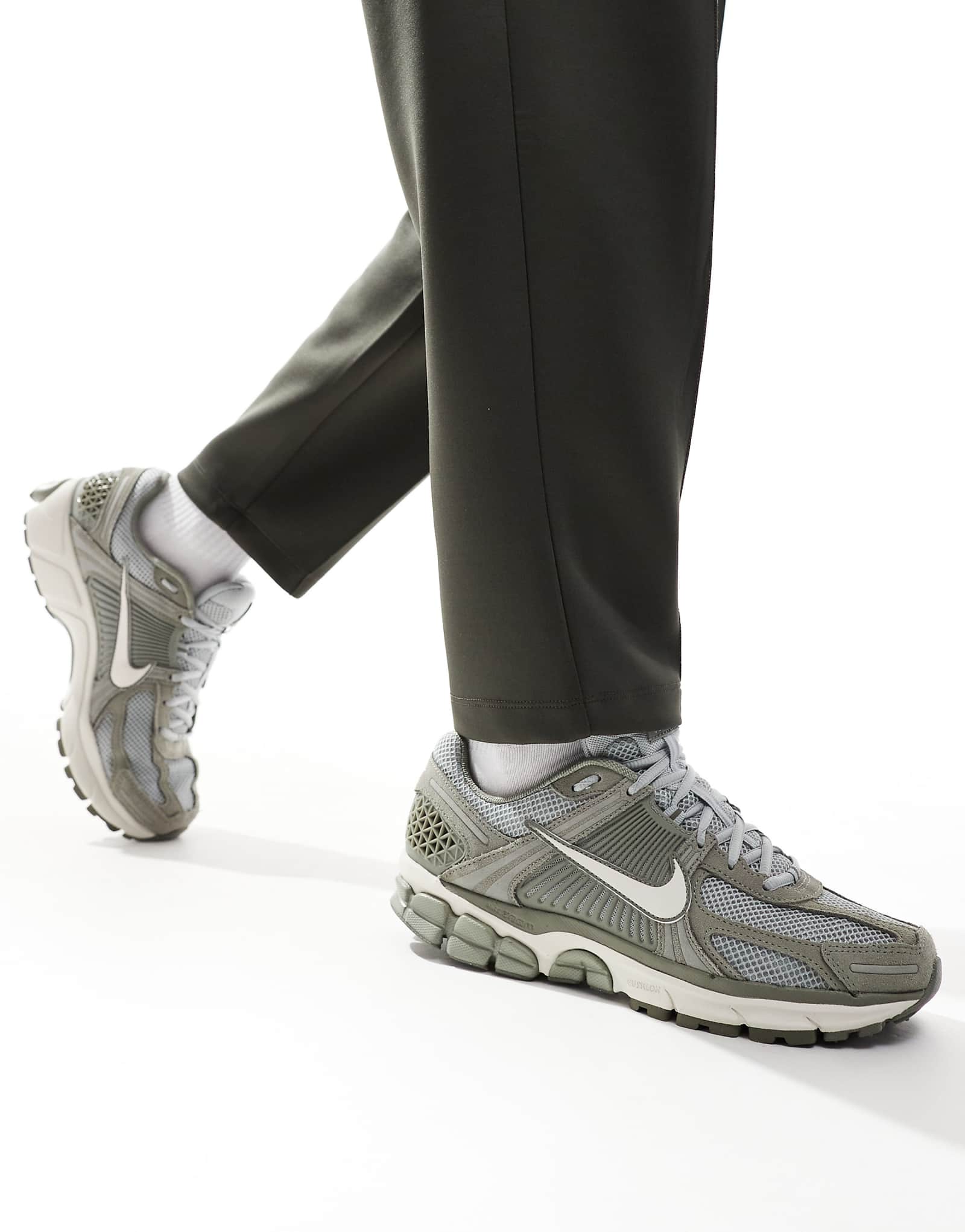 Кроссовки Nike Zoom Vomero 5 светло-серого и белого цветов 15190₽