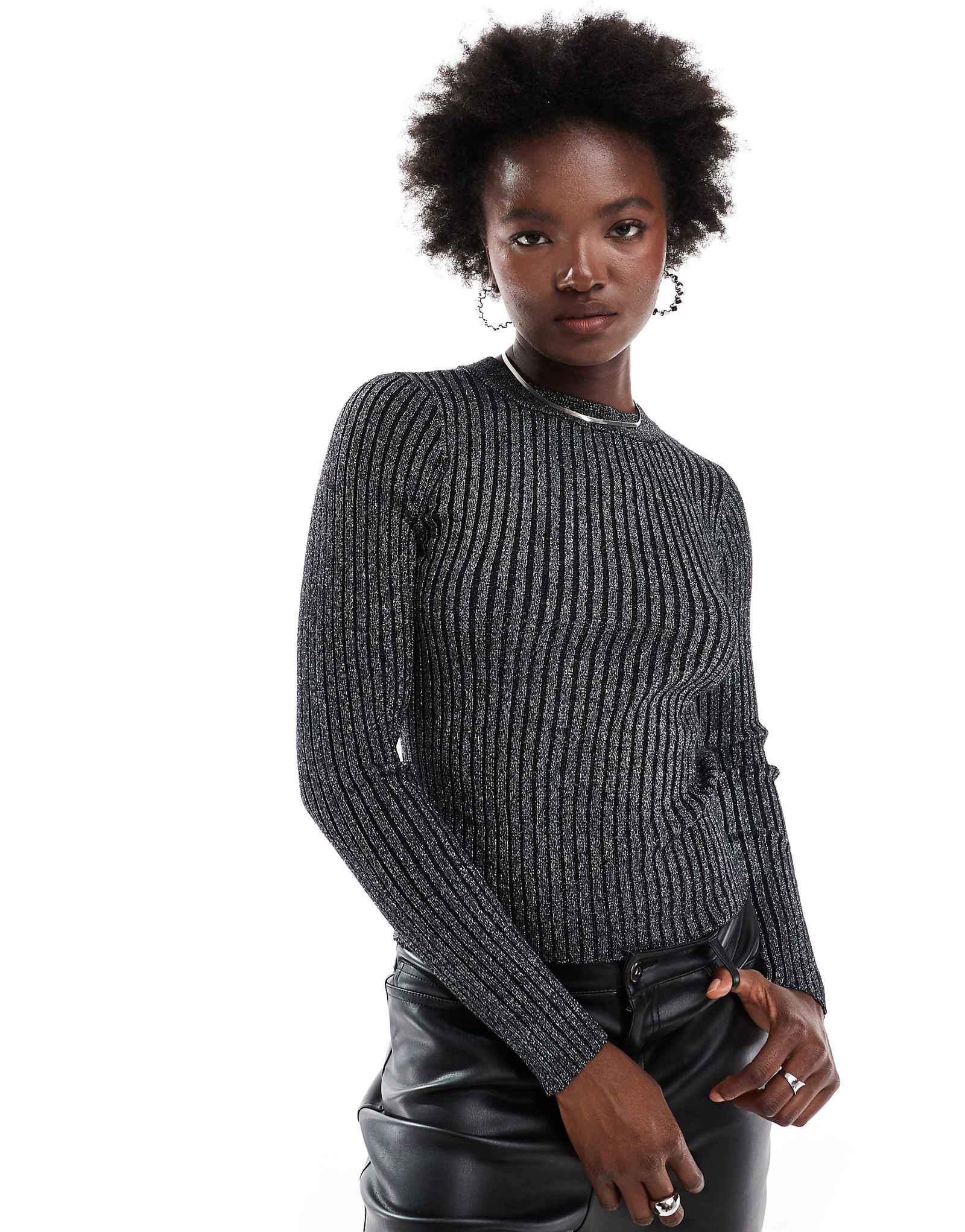 Трикотажный топ в рубчик с длинными рукавами и серебристым блеском 6990₽