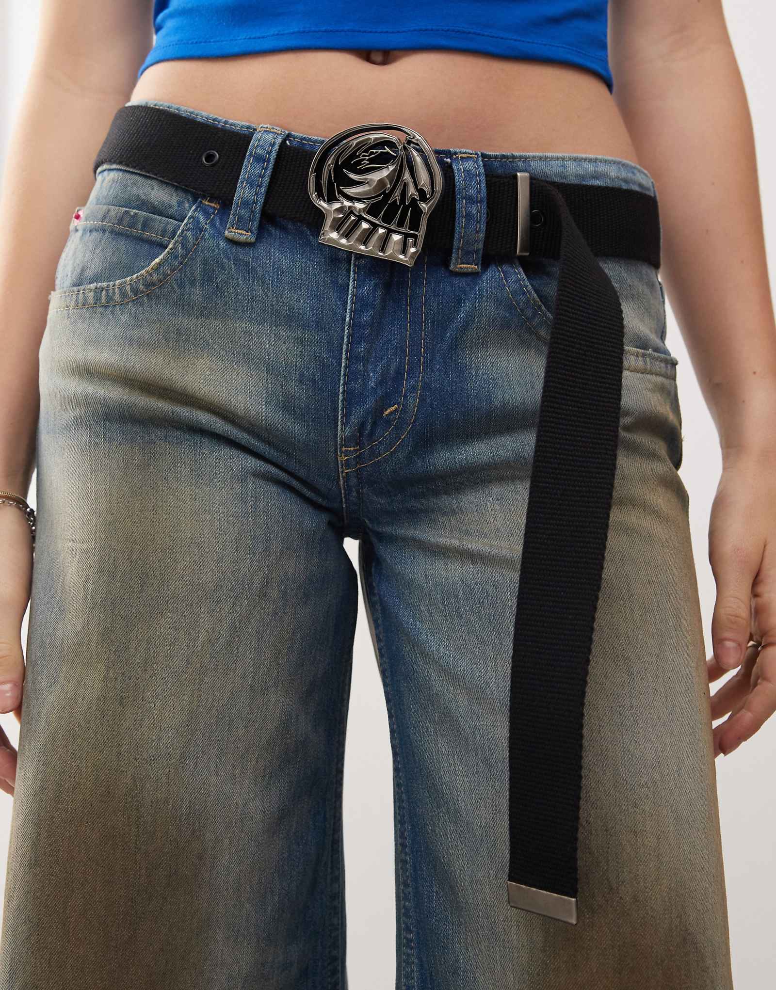 Дешевый мужской ремень Monday с металлической пряжкой в виде черепа черного цвета 6590₽