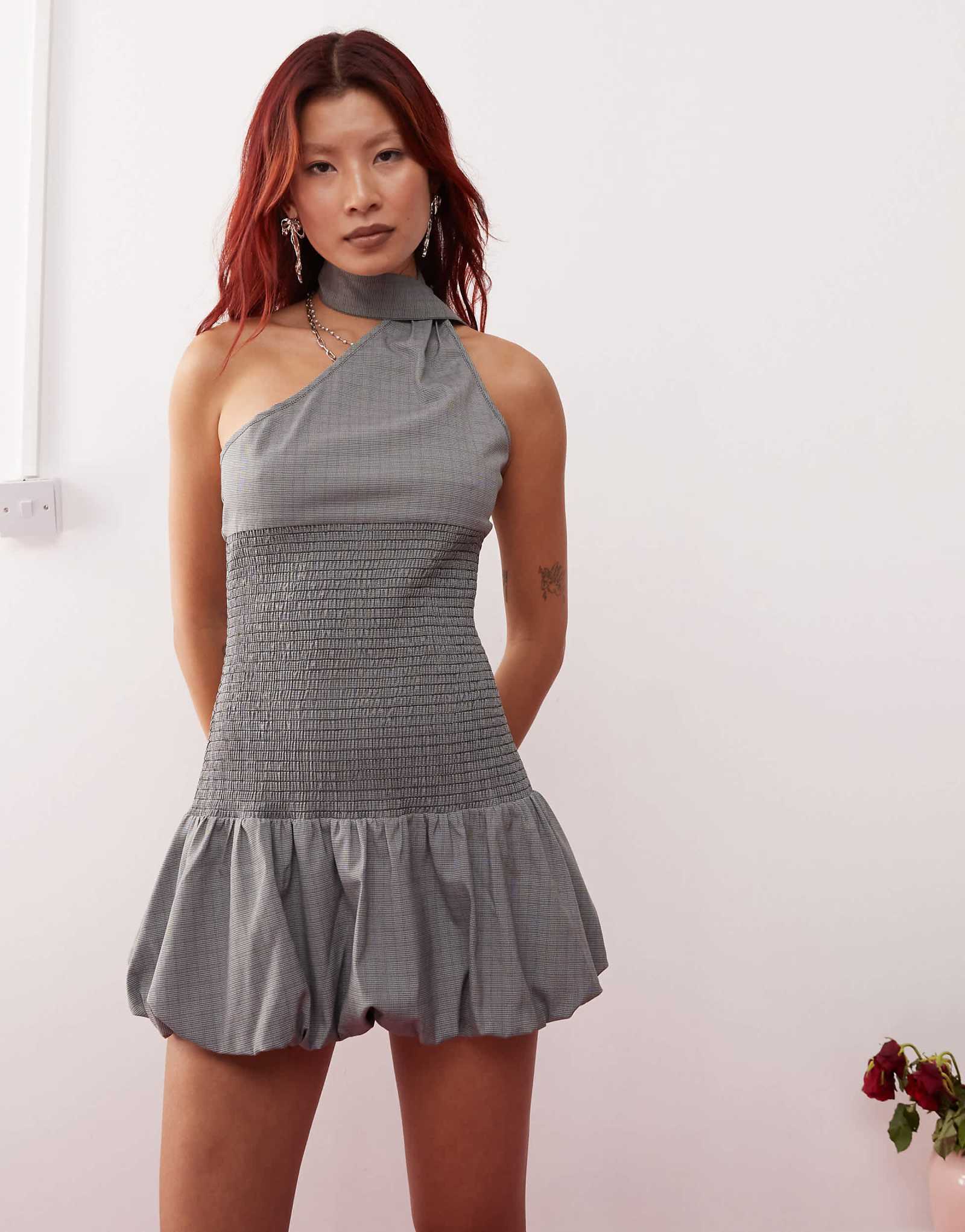 Мини-платье с пышным вырезом в виде львицы и гофрированной талией в черно-белую клетку 4090₽