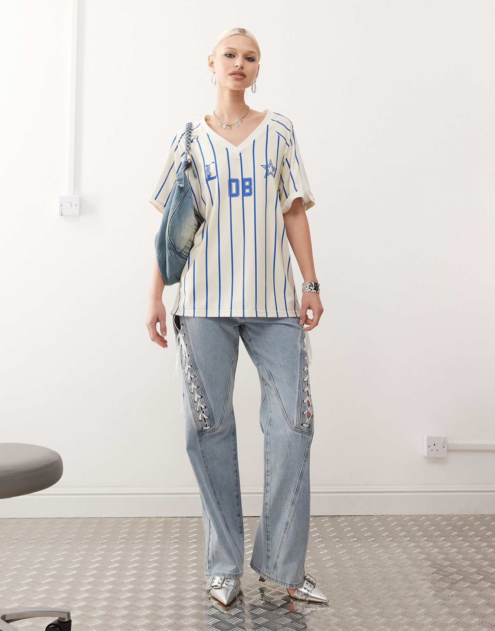 Джинсы со шнуровкой Львица синего цвета застиранные - часть комплекта 7690₽