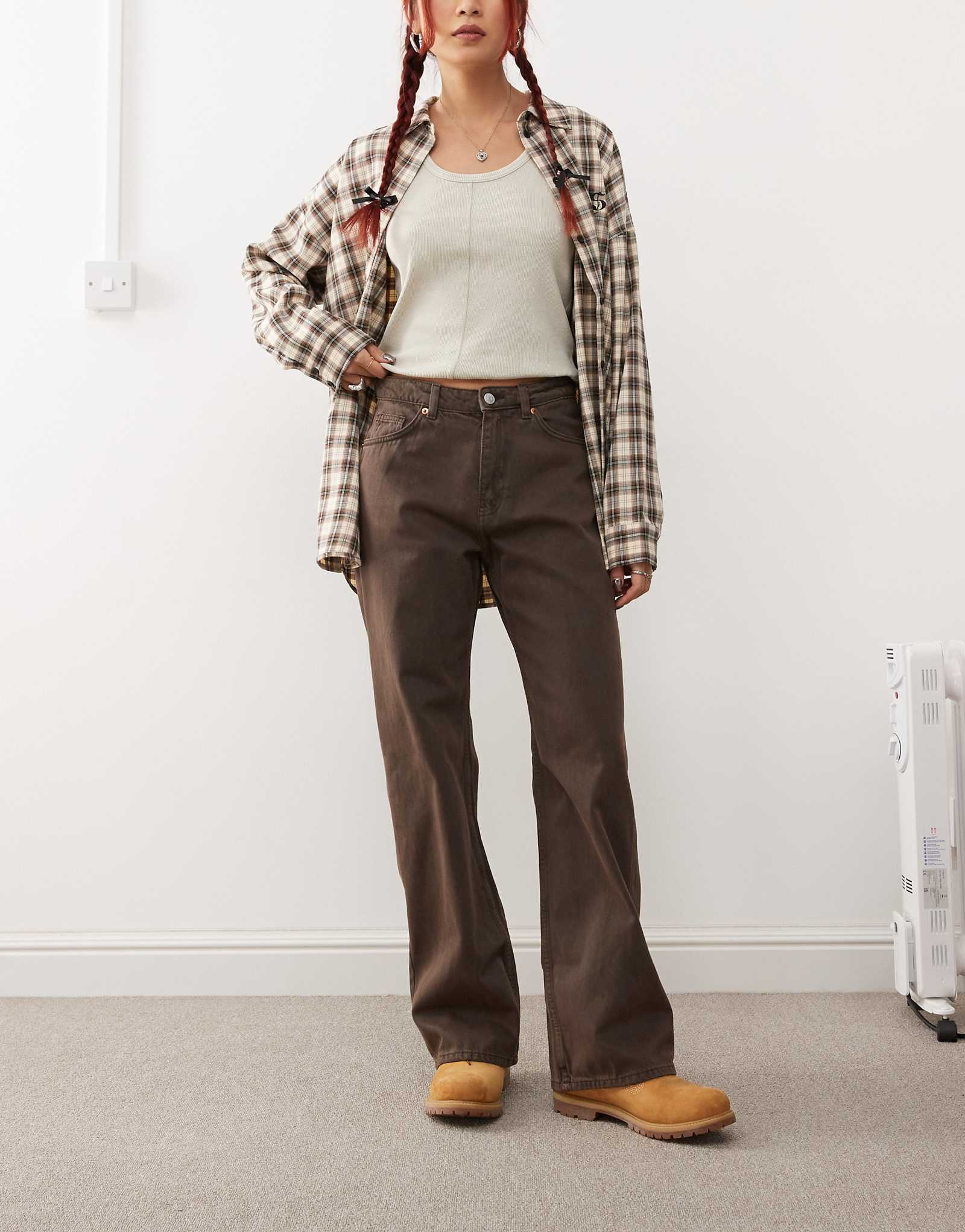 Мешковатые джинсы свободного кроя Monki Naoki с низкой посадкой выцветшего коричневого цвета 11490₽