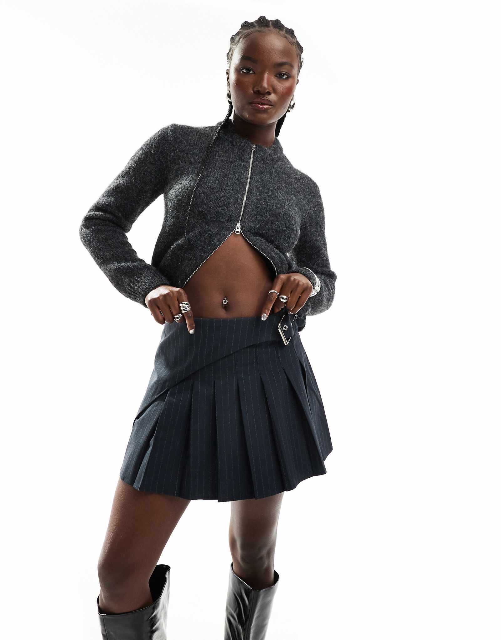 Сшитая на заказ плиссированная мини-юбка Pull-Bear с запахом в темно-синюю полоску 4390₽