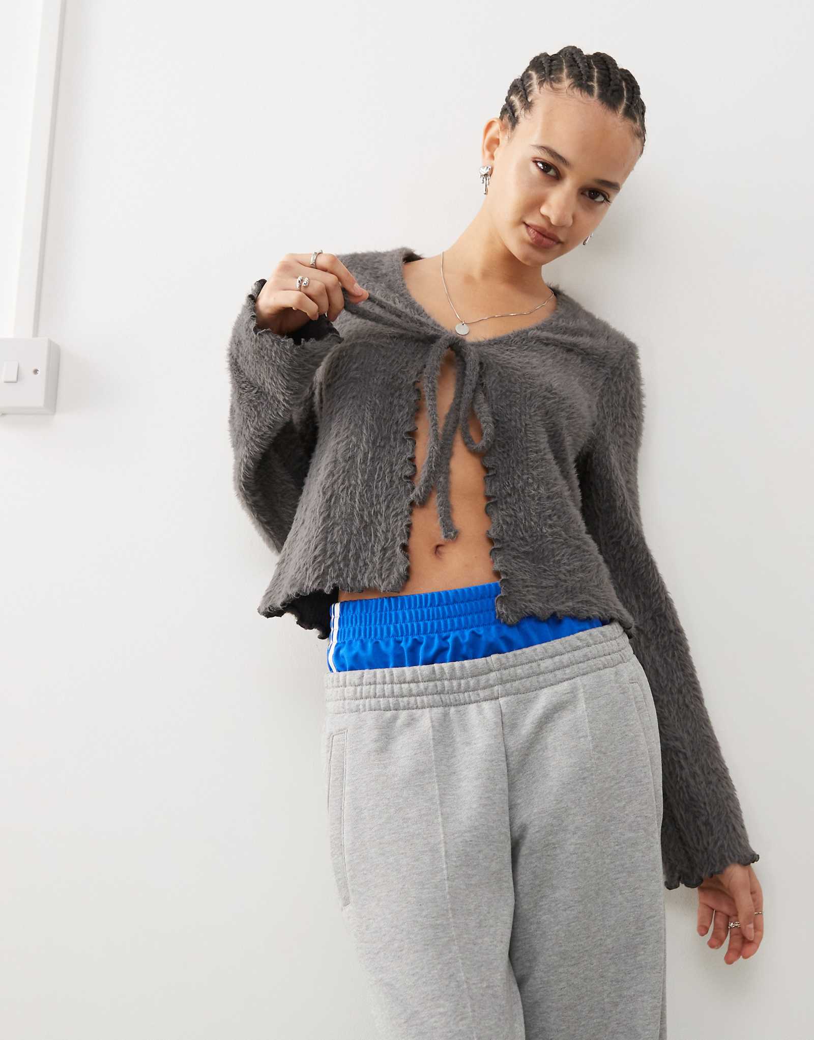 Пушистый кардиган цвета древесного угля с завязками спереди 4790₽