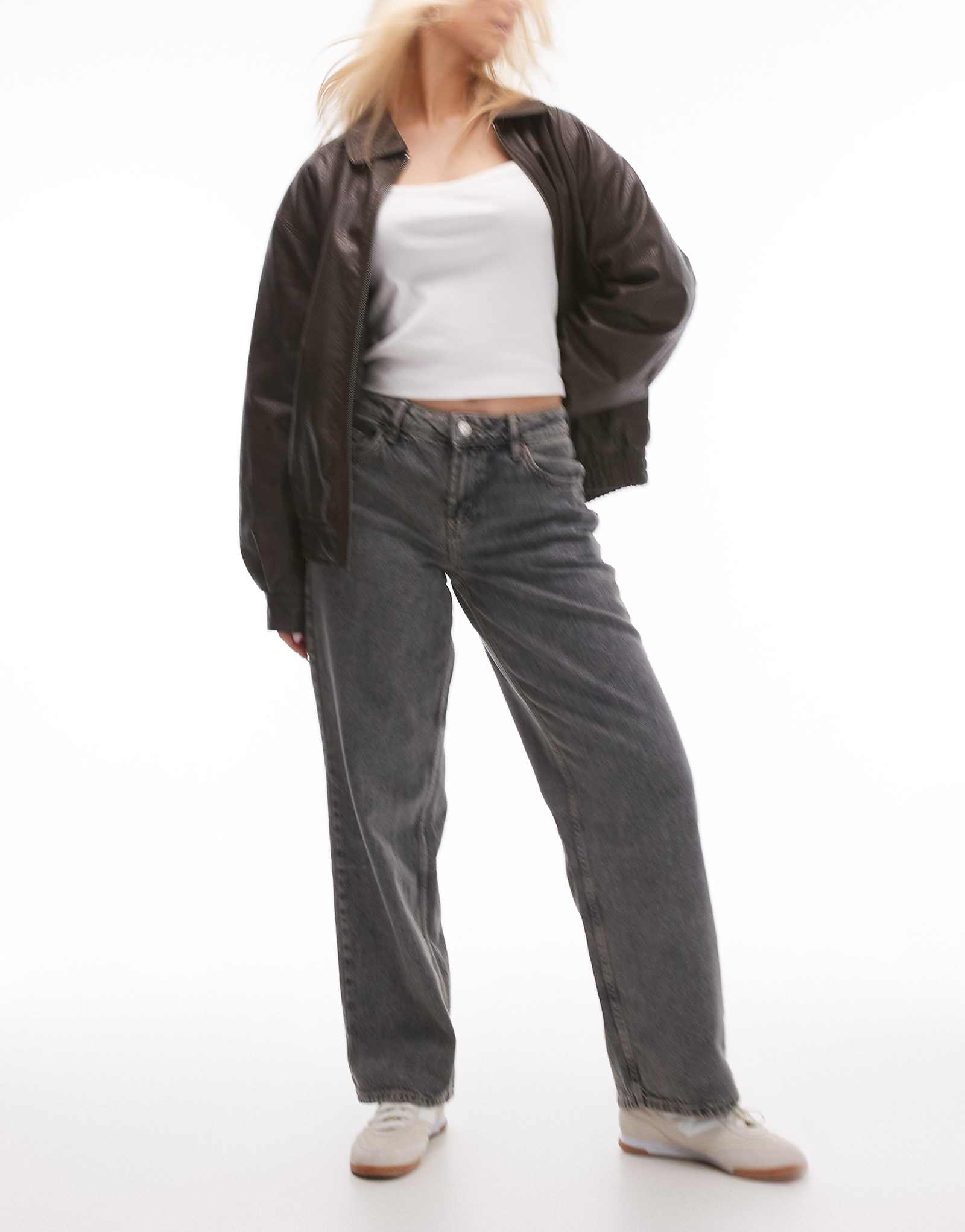 Джинсы Topshop с поясом темно-серого цвета 4890₽