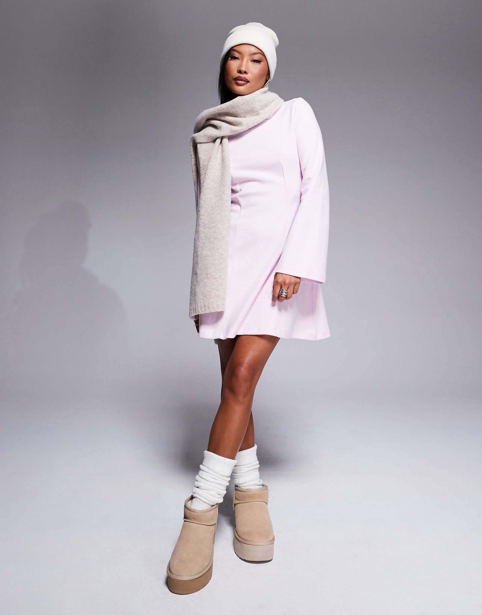 Миниатюрное мини-платье ASOS DESIGN из сверхмягкой ткани с вырезом лодочкой и расклешенными рукавами розового цвета 2090₽