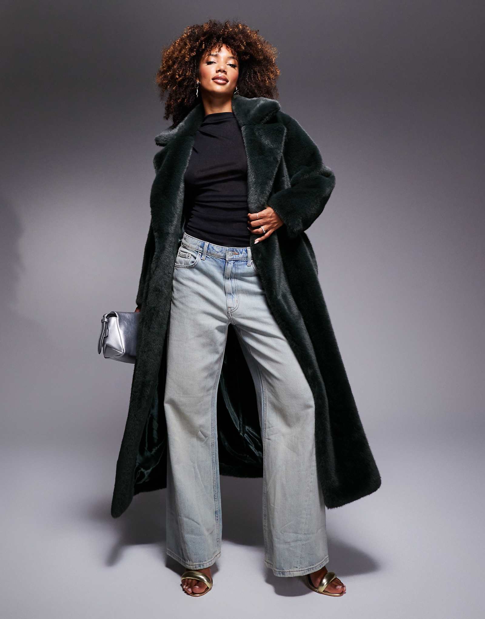 Дизайнерское удлиненное пальто из искусственного меха с поясом от ASOS темно-зеленого цвета 24190₽