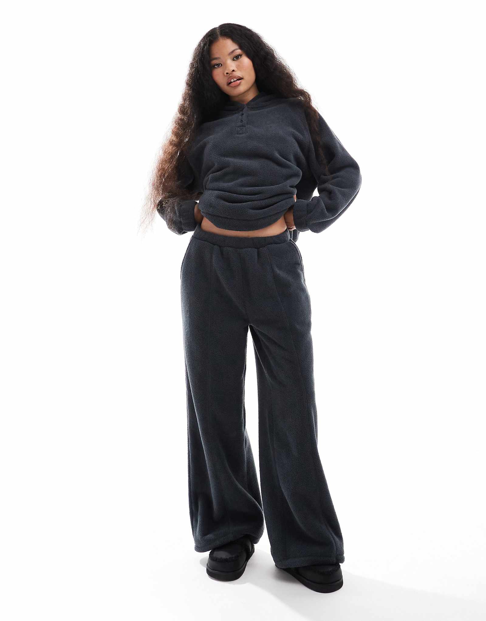 Широкие брюки из микрофлиса ASOS DESIGN Petite lounge серо-стального цвета 5590₽