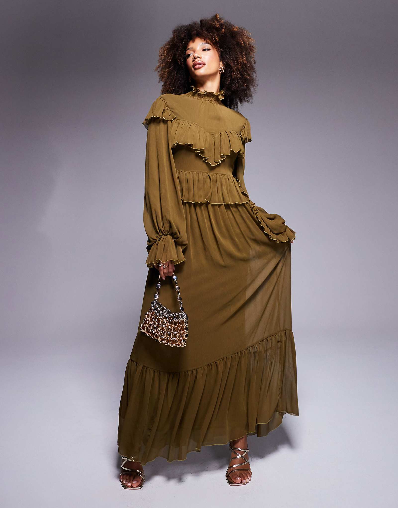 Шифоновое макси-платье Daska с высоким воротом и оборками оливкового цвета 13690₽