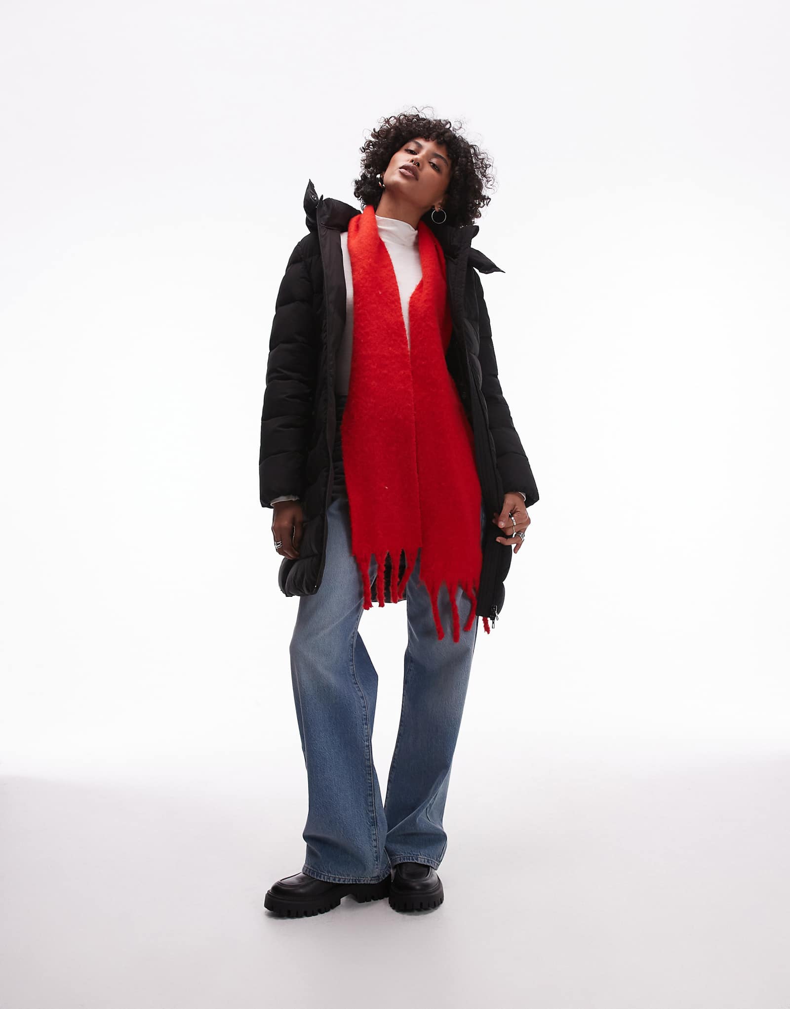 Пуховик Mango с капюшоном черного цвета 24490₽